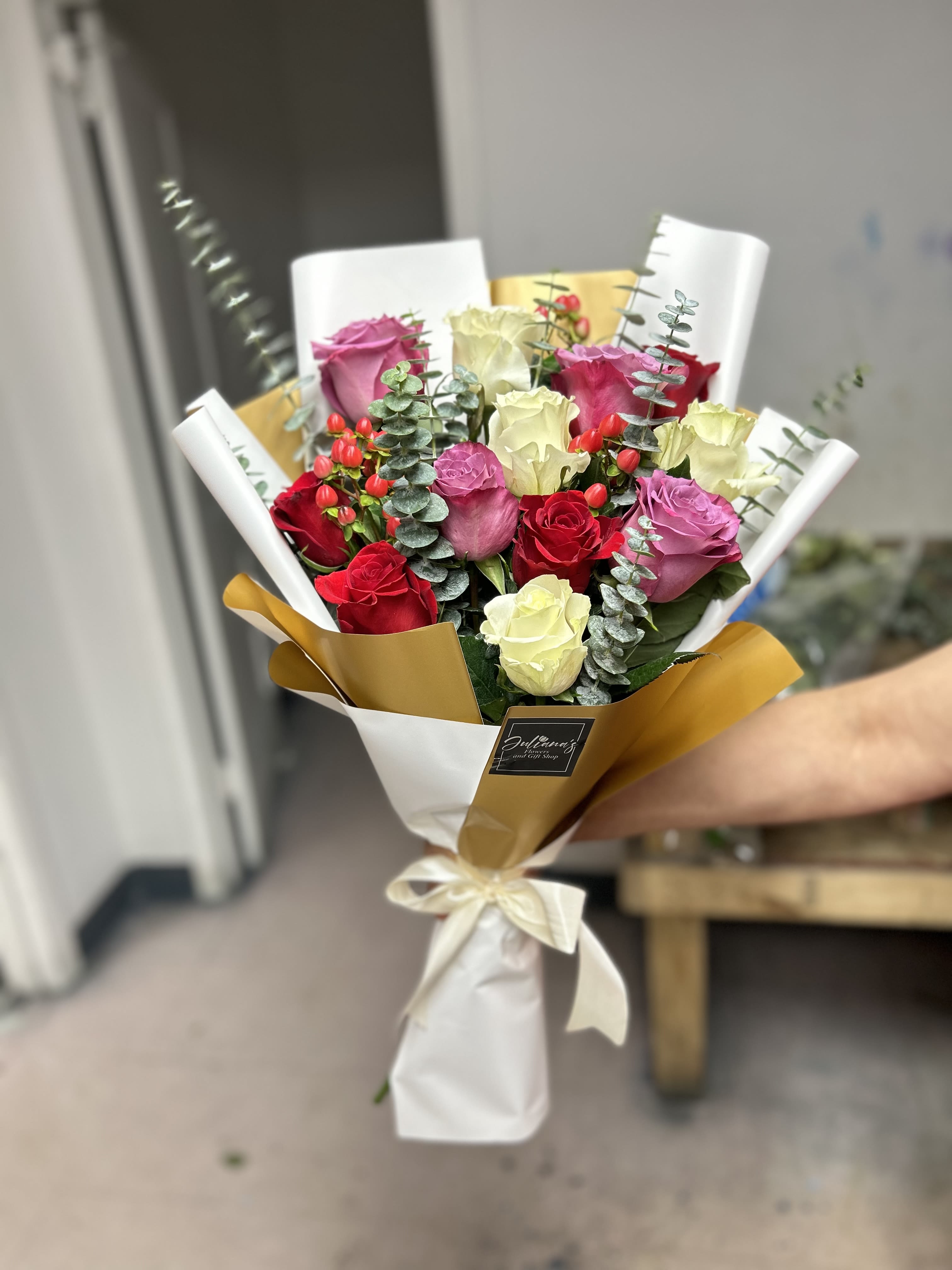 Dozen the roses  - Bouquet of a dozen roses and foliages Ramo de una docena de rosas y follajes.