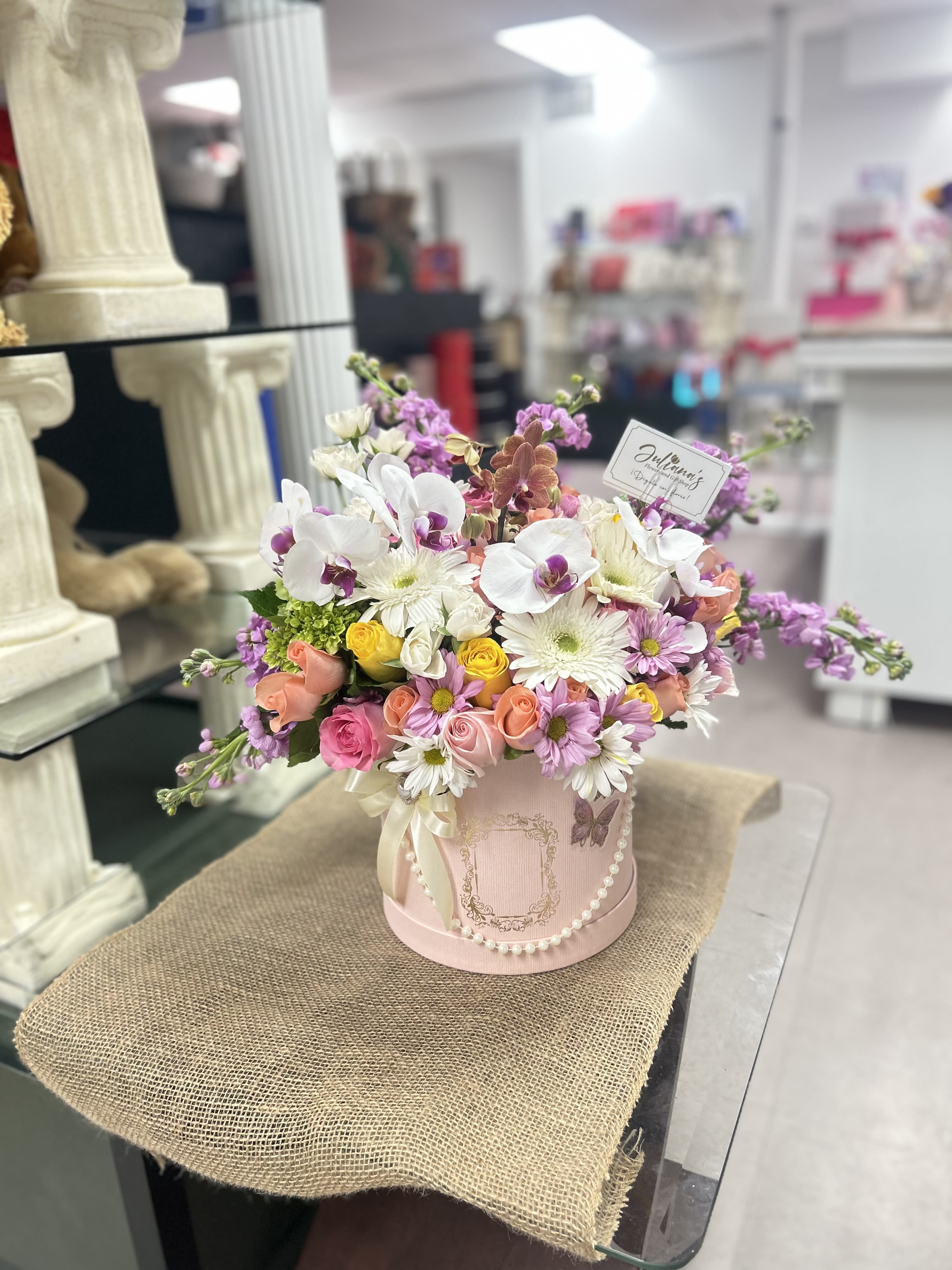 Variety box  - Caja grande redonda con flores variadas de temporada  Large round box with assorted seasonal flowers