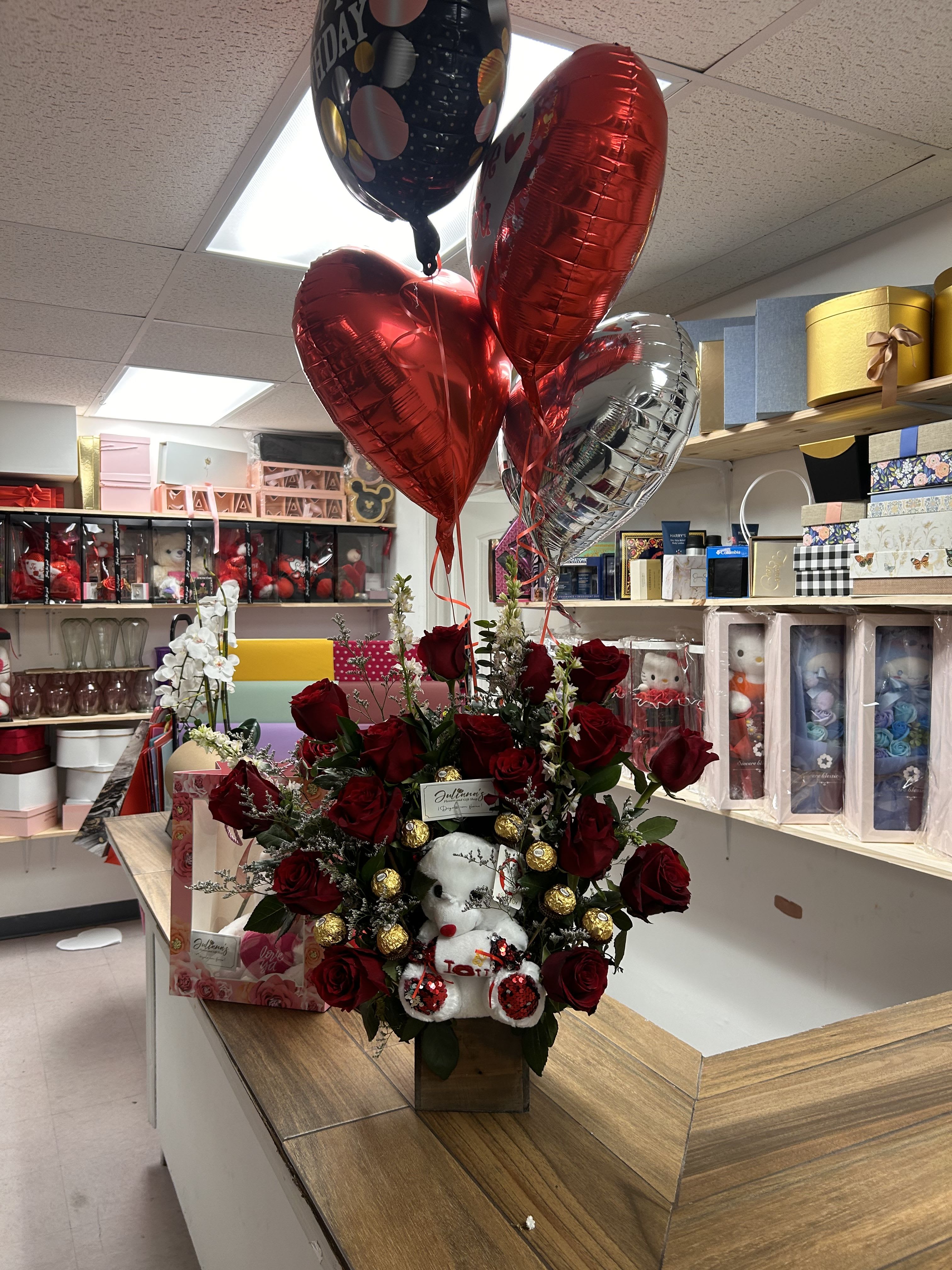 Special arrangement with red roses, small teddy bear, and 5 ballon’s  - Special arrangement whit 12 red  roses, small teddy bear, and 5 ballon’s. Arreglo pequeño de 12 rosas, peluche pequeño, chocolates y 5 globos 