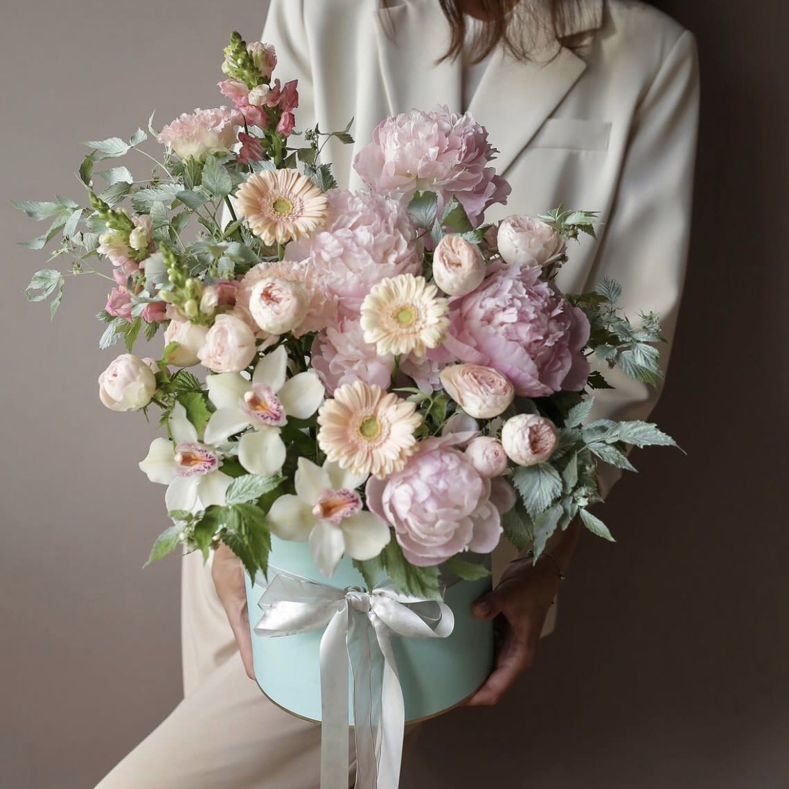 № 23 - THE PHOTO SHOWS THE DELUXE SIZE - Box with Peonies and mix flowers. The photo shows the deluxe size.