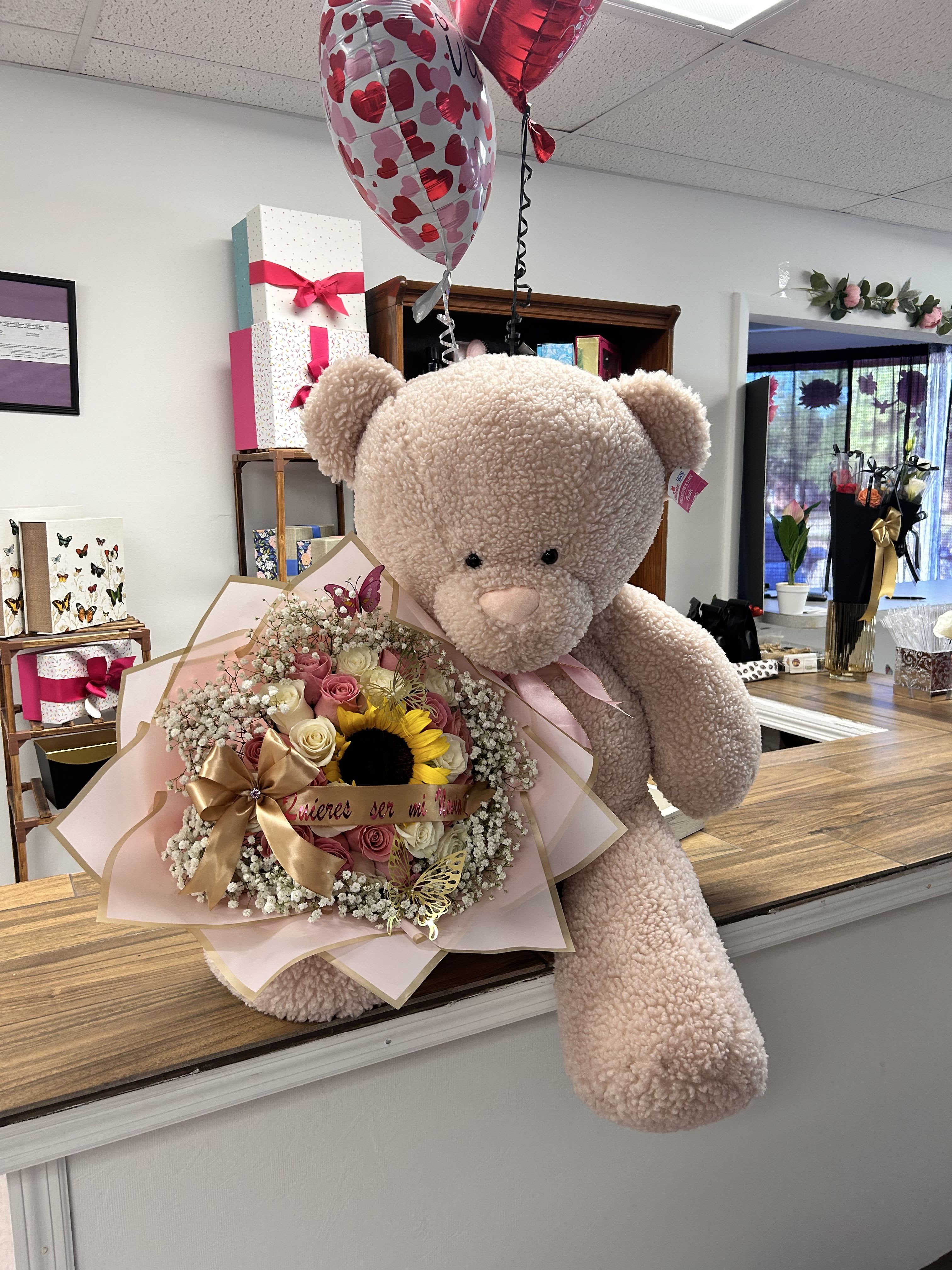 Giant bear with bouquet of flowers - Oso gigante, ( varios colores ) y ramo de flores combinados  Giant bear (various colors) and combined bouquet of flowers