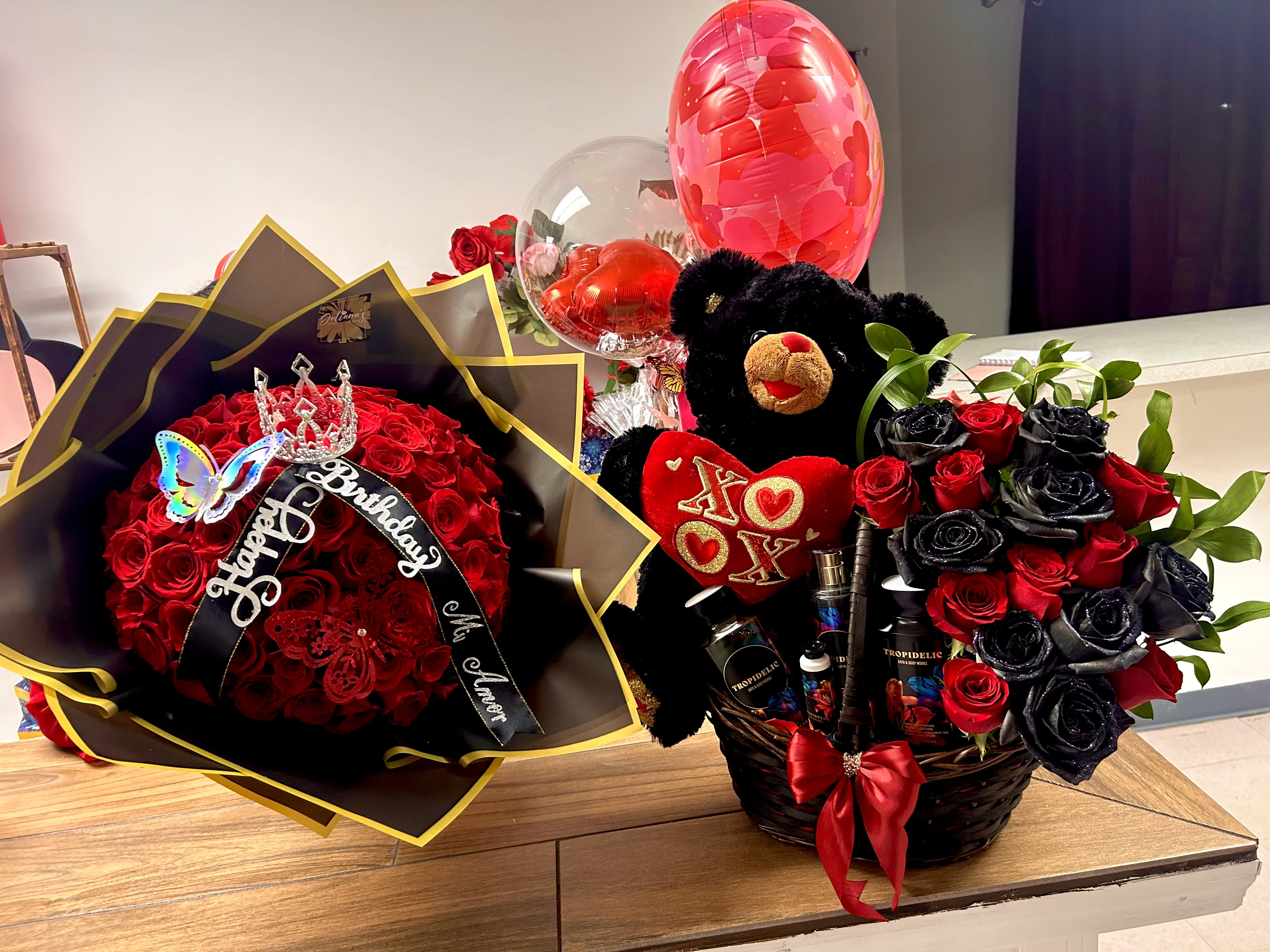 Bouquet of 50 roses and gift basket Bouquet of 50 roses and gift basket - Ramo de 50 rosas rojas, y canasta decorada con flores oso de peluche y showers set. (Color de rosas a elección del cliente ) Bouquet of 50 red roses, a flower-decorated basket, a teddy bear, and a shower set. (Rose color of customer's choice)