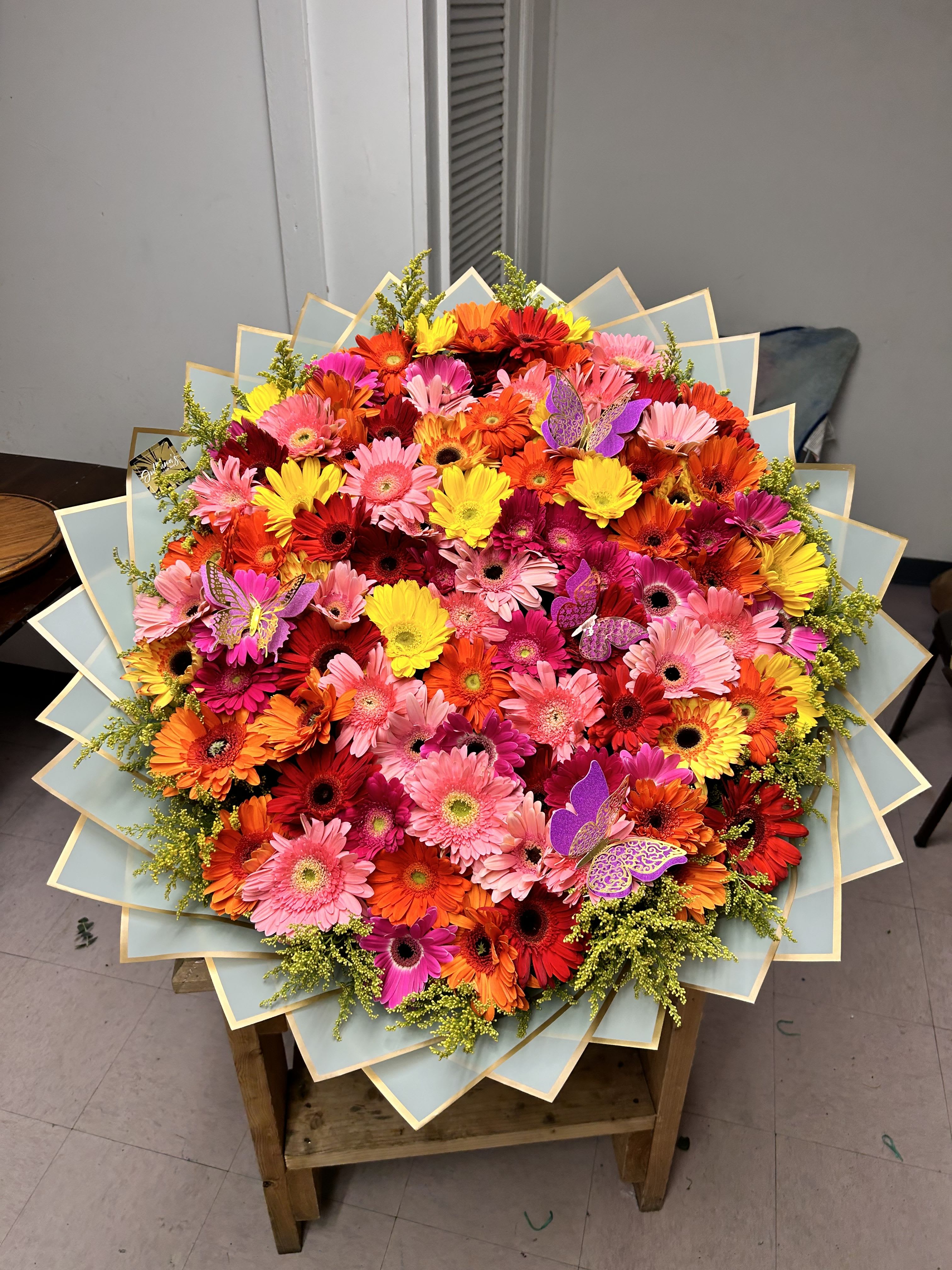 Bouquet of 100 gerberas - Ramo de 100 gerberas, colores a elección del cliente.  Bouquet of 100 gerberas, colors of the customer's choice. 
