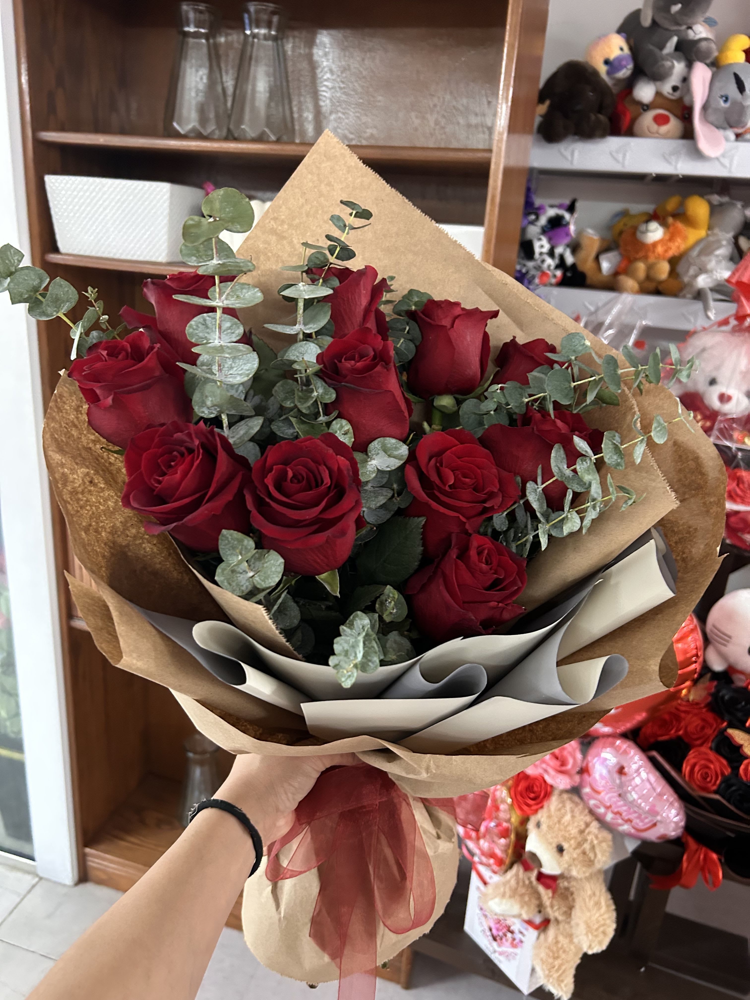 Small bouquet of roses - Ramo de 10 rosas pequeñas con eucaliptos  Bouquet of 10 small roses with eucalyptus
