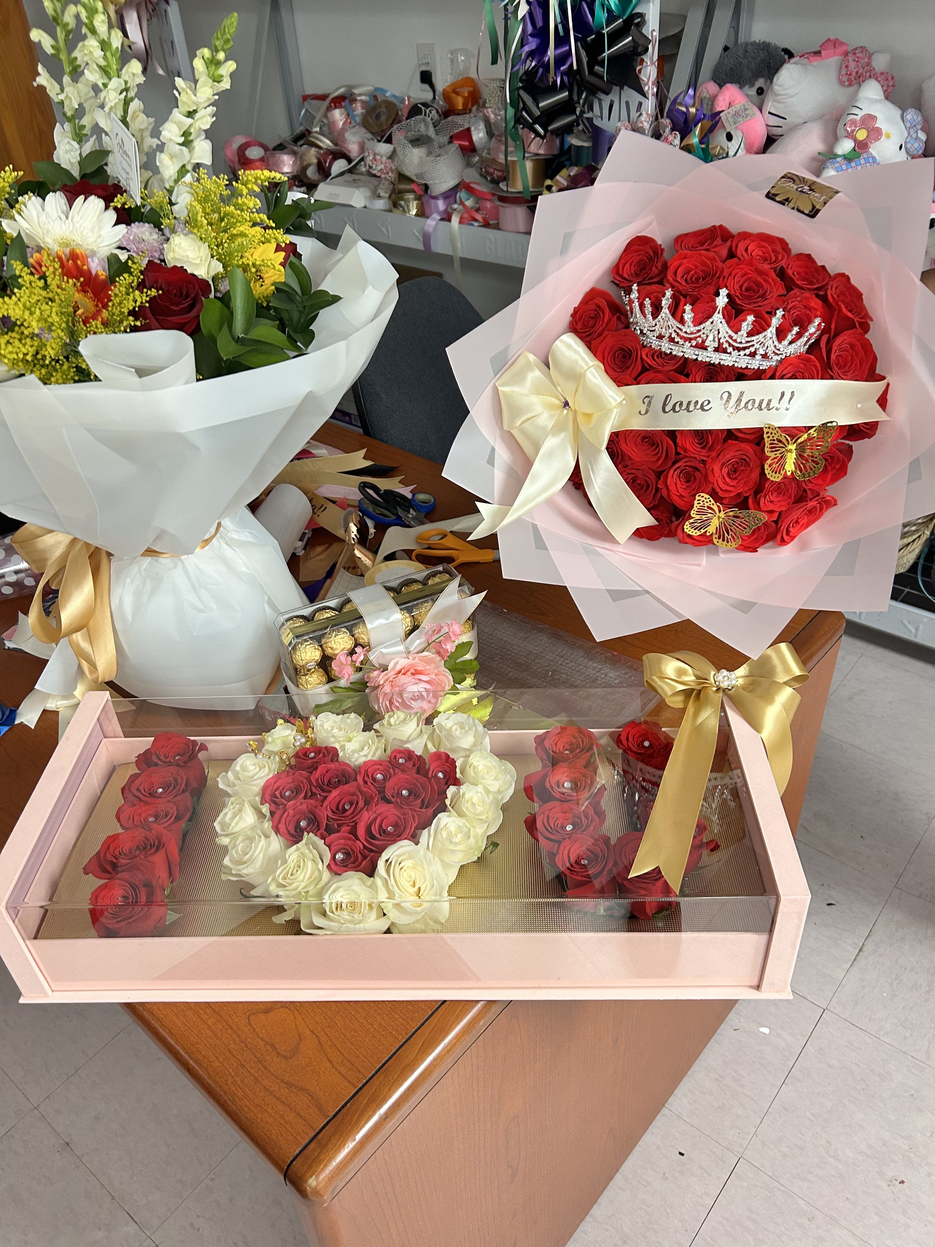 Bouquet and box with flowers - Ramo de 60 rosas, y caja “I LOVE YOU” Decorada con rosas naturales ( colores a elección del cliente )  Bouquet of 60 roses and &quot;I LOVE YOU&quot; box Decorated with natural roses (colors of the customer's choice)