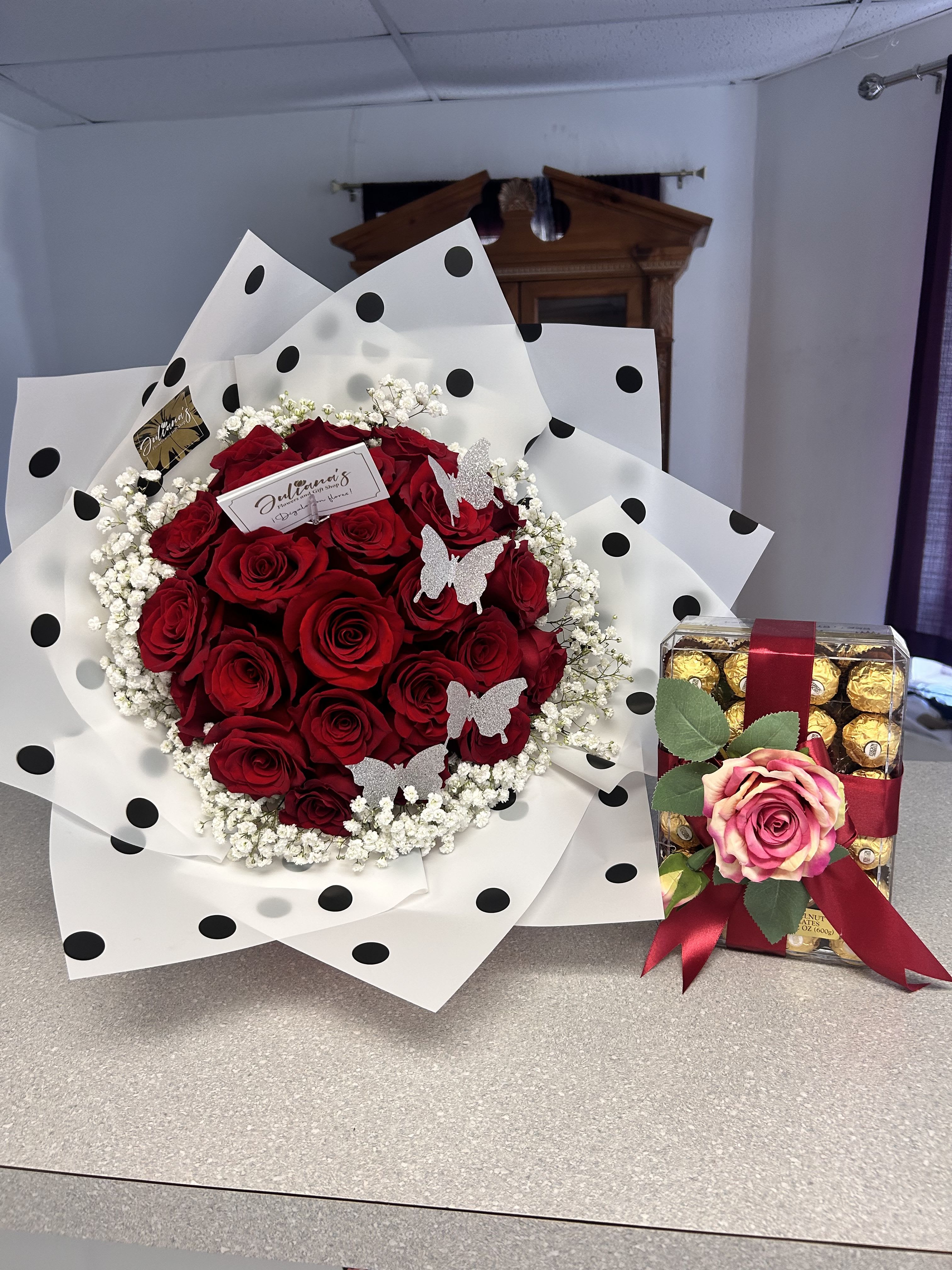 Small bouquet and chocolates - Ramo de 25 rosas, y caja grande de chocolates  Bouquet of 25 roses, and a large box of chocolates