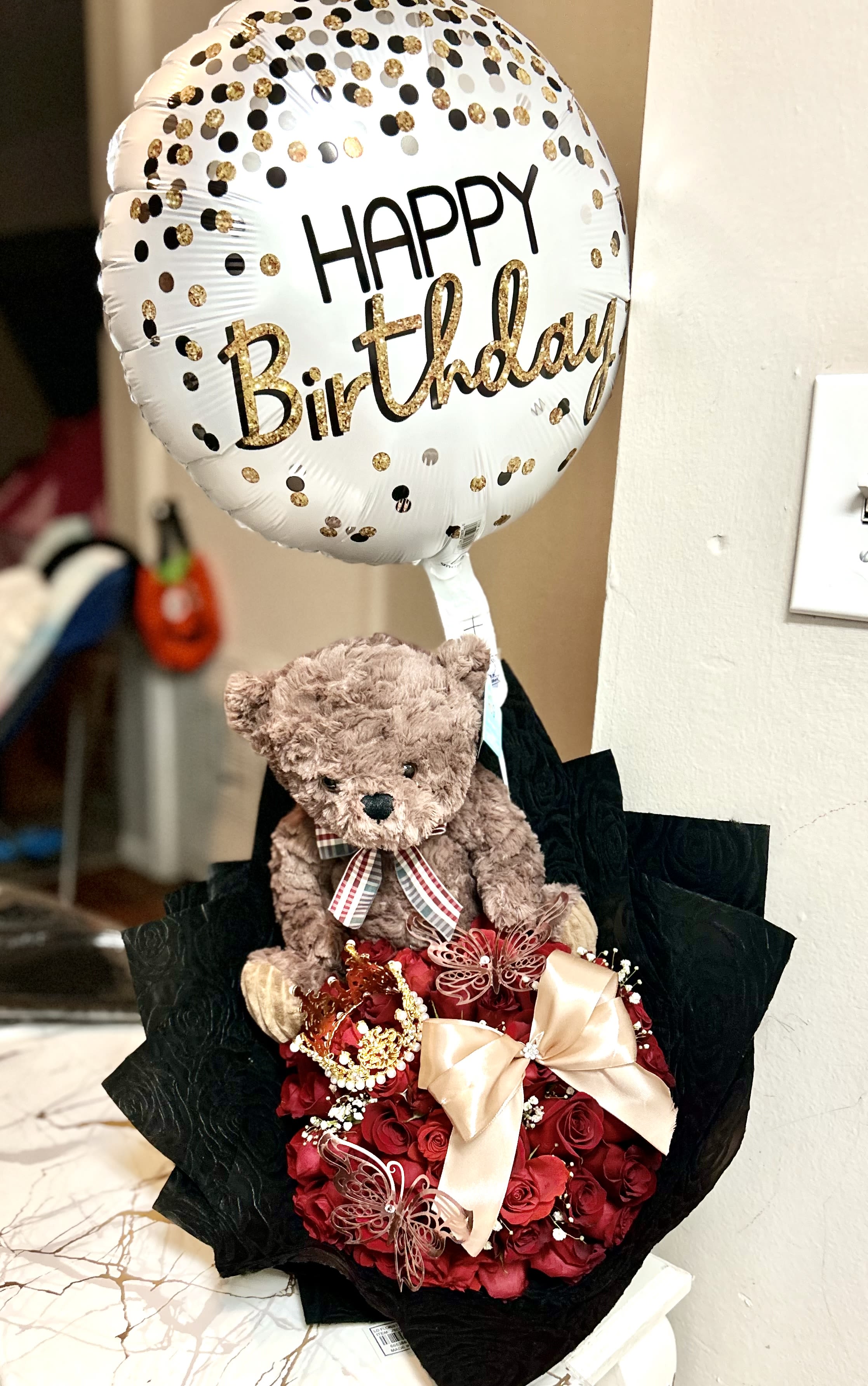 Small bouquet and stuffed animal - Ramo con 25 rosas, oso de peluche, y globo  Bouquet with 25 roses, teddy bear, and balloon
