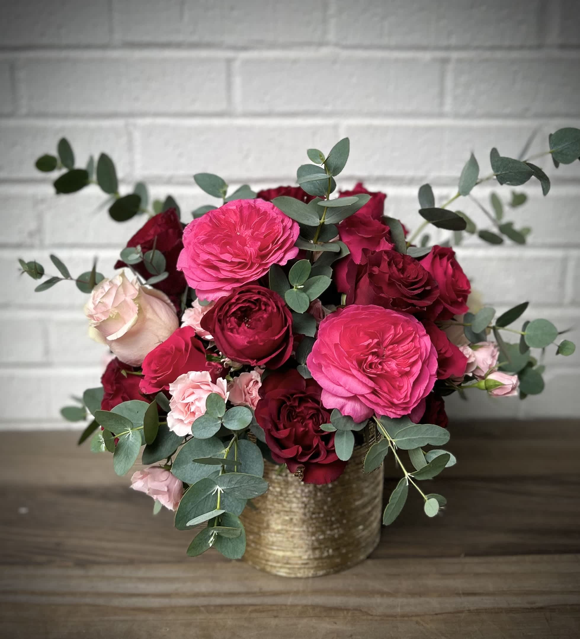 XOXO XOXO - Luscious roses in shades of romance gathered is a glamorous vessel.