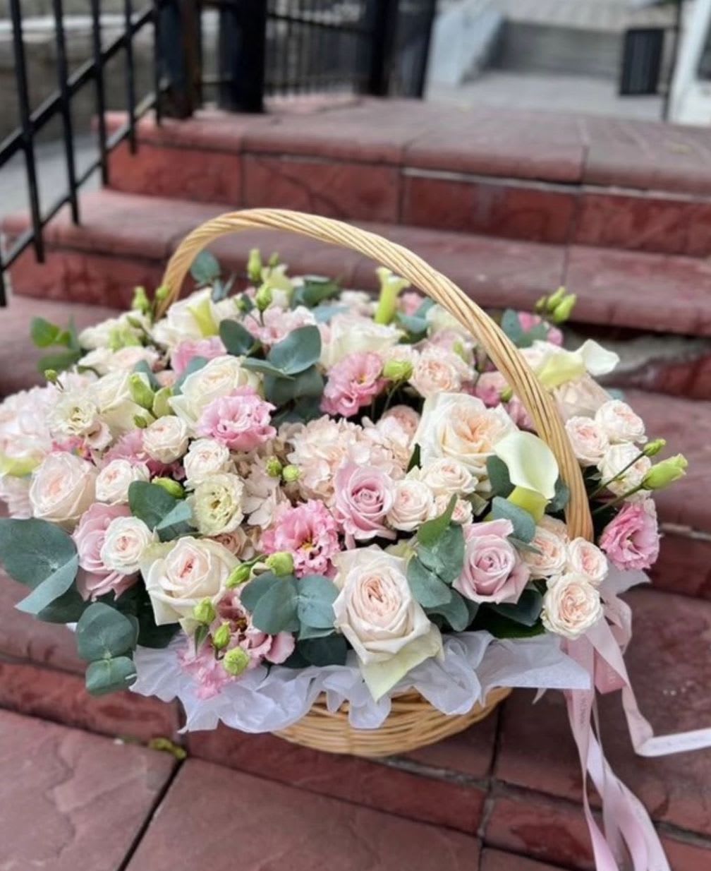 large flower arrangement with roses and callas - large flower arrangement with roses and lisianthus and callas