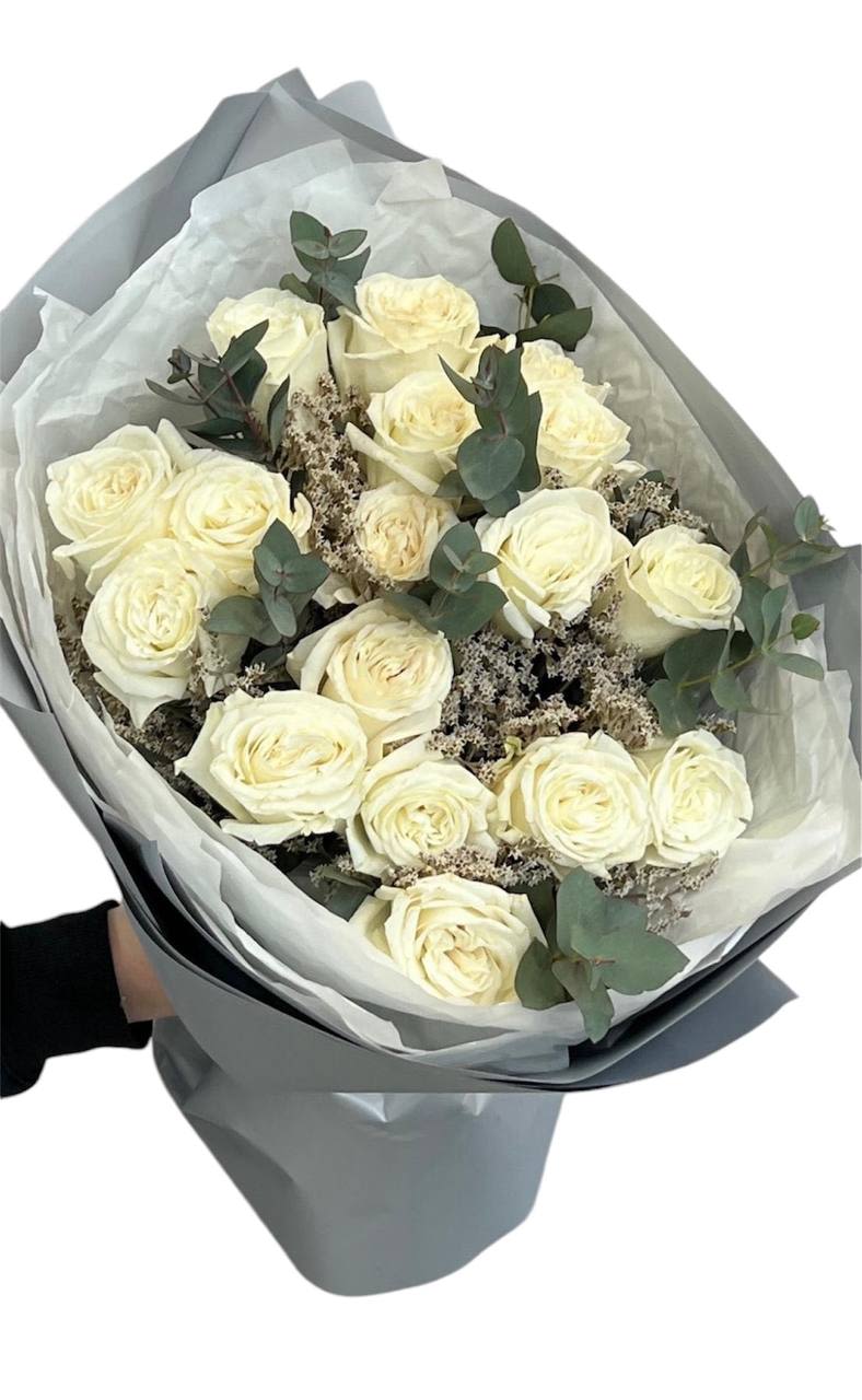 Bouquet of 17 Playa Blanka roses Bouquet of 17 Playa Blanka roses - Bouquet of 17 Playa Blanka roses with the addition of limonium and eucalyptus