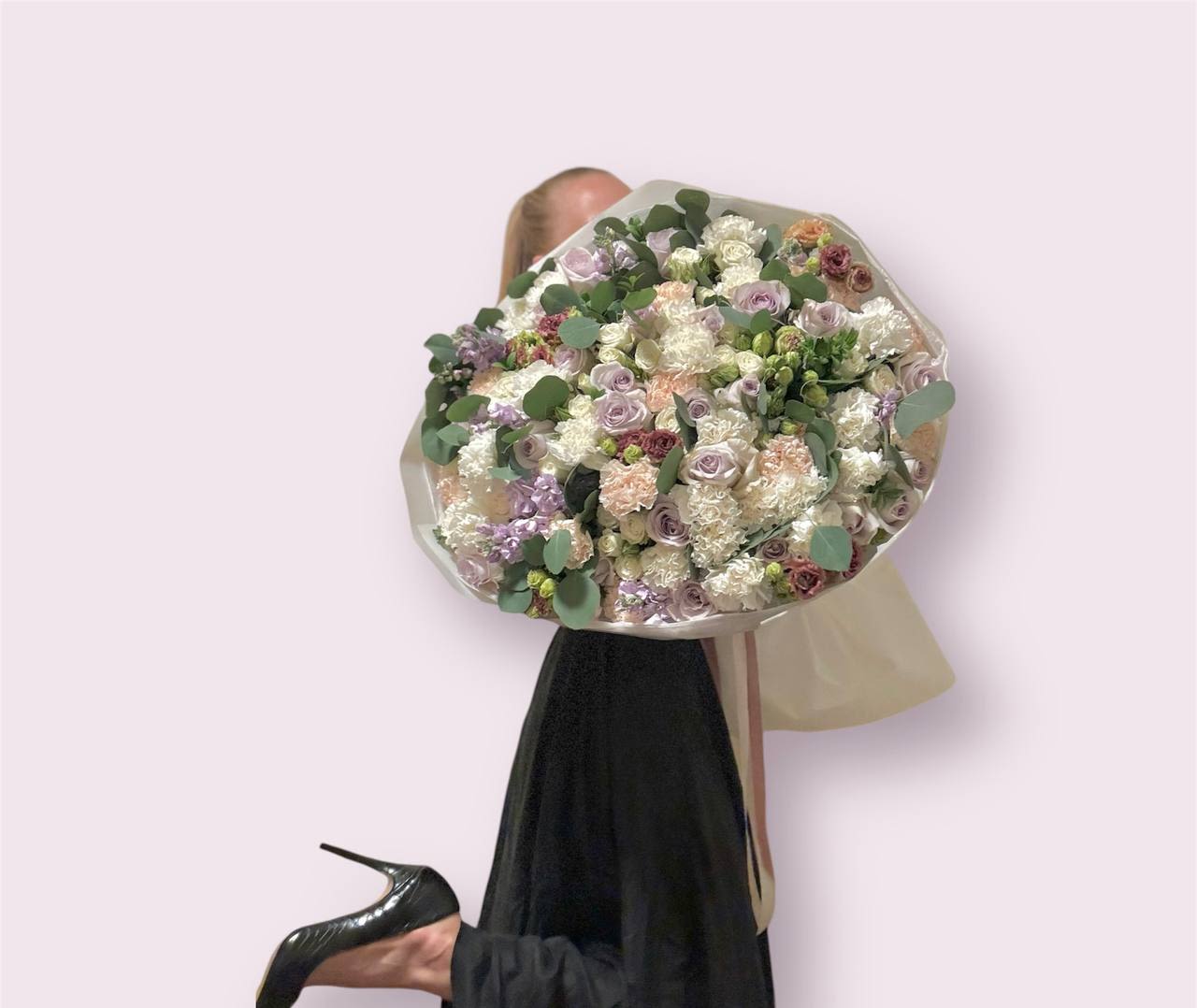 Beautiful and large bouquet of different flowers with the addition of greenery. - Beautiful and large bouquet of different flowers with the addition of greenery.
