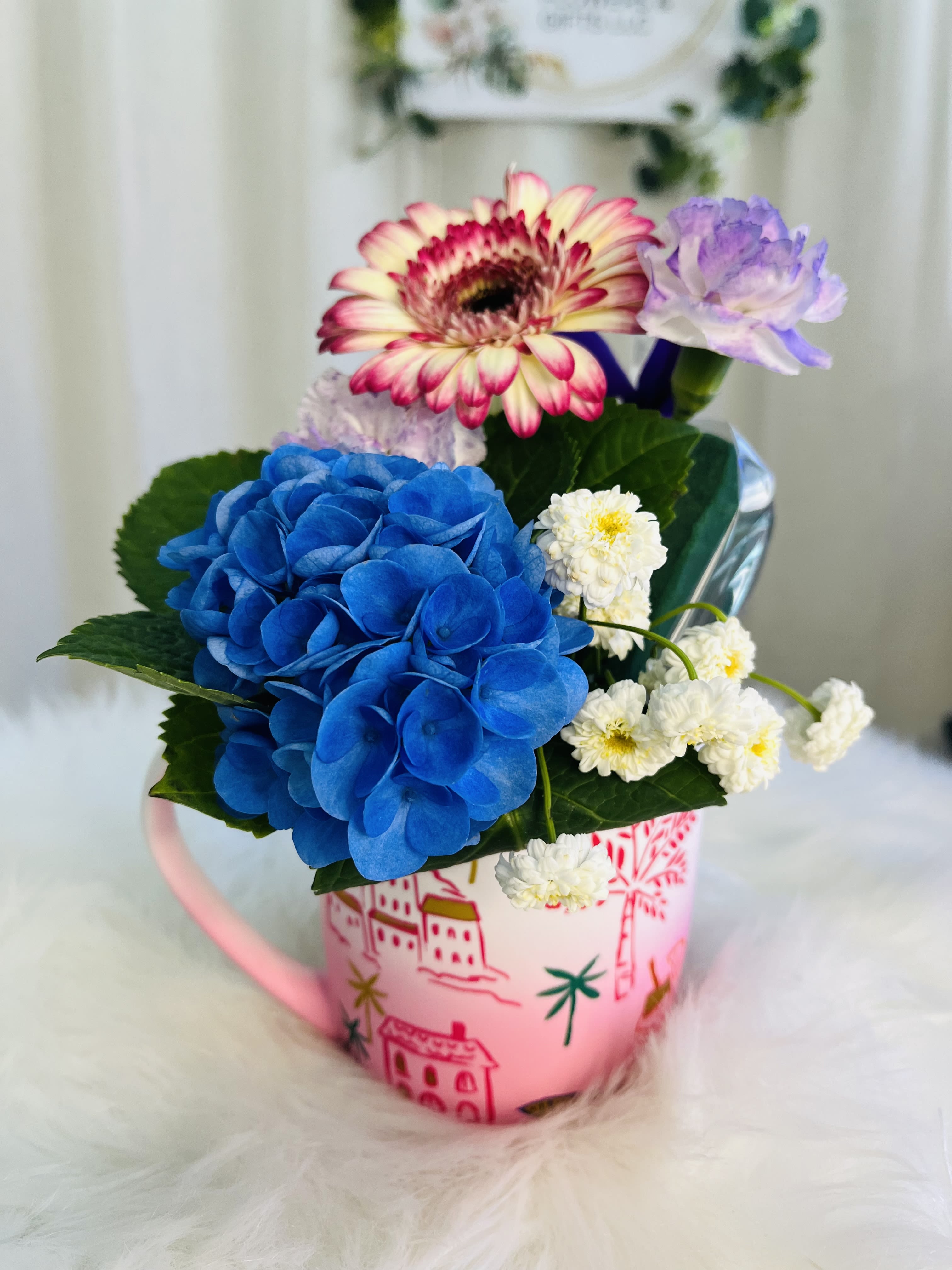 Cup Ready for the beach  - “Ready for the beach” is a design with the most beautiful fresh and bright seasonal flowers.