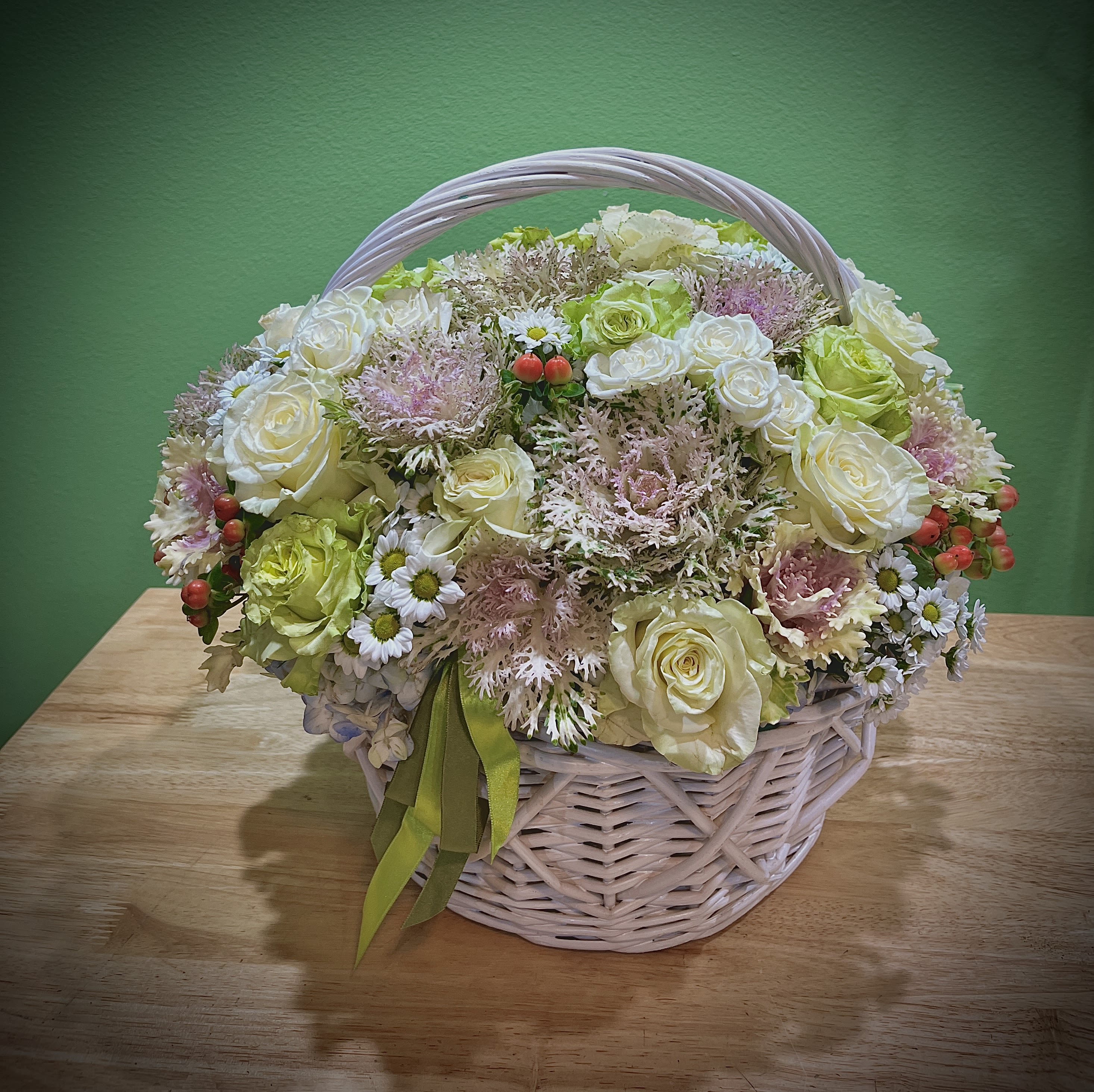 Light Light - Flower arrangement in a basket.