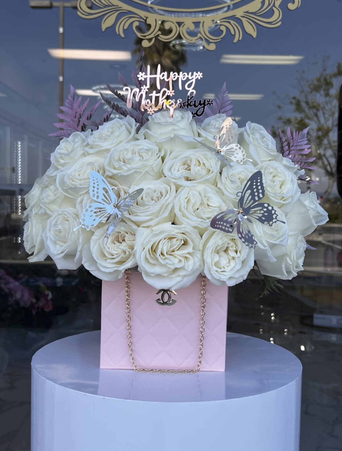 White rose Mother’s Day luxury chain bag - A stunning and chic arrangement with white roses elegantly designed in our pink chain bag. 
