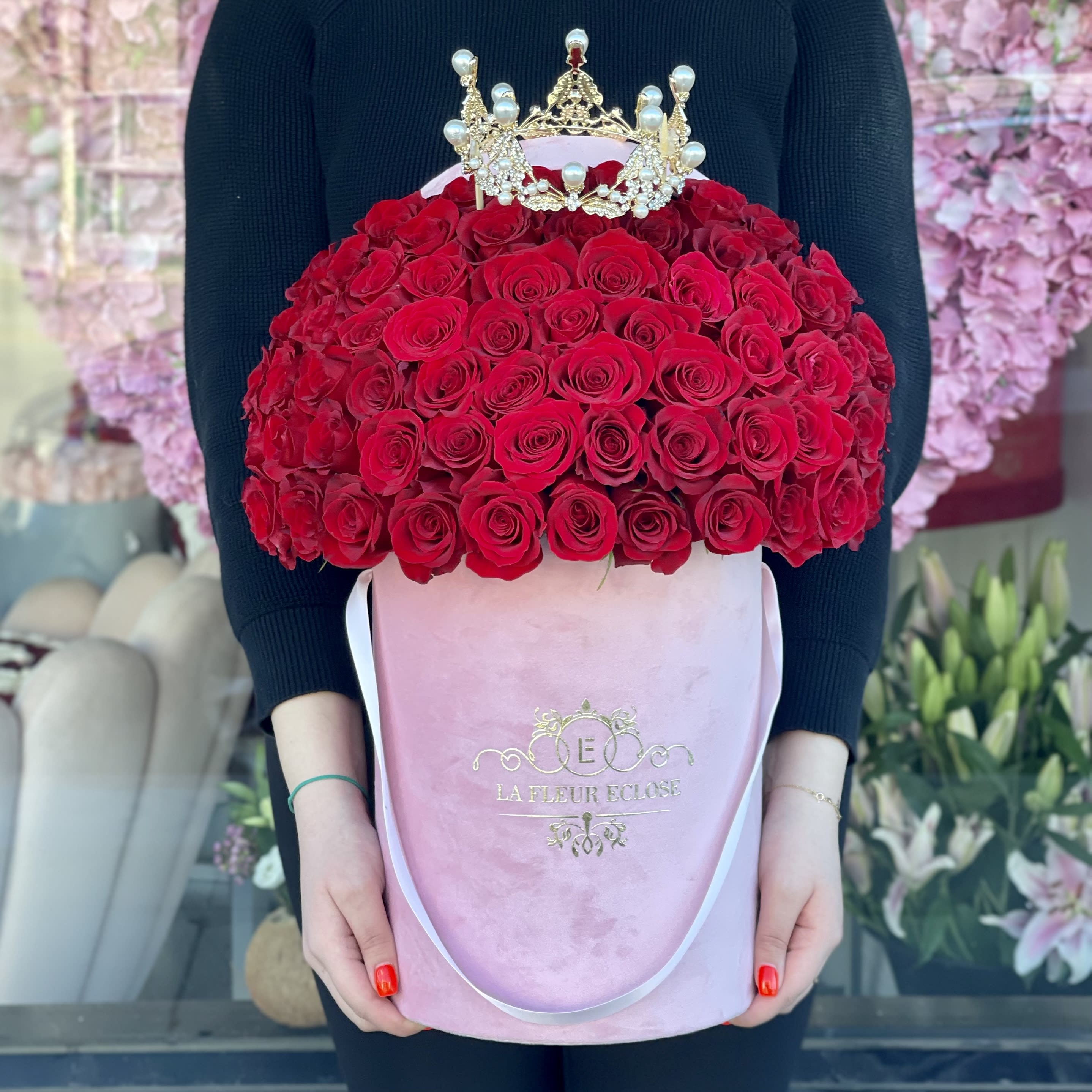 Queen Pinks V - Standard 55 fresh red roses with a crown.                                          Deluxe 75 red fresh roses with a crown                                       Premium 100 roses fresh with a crown