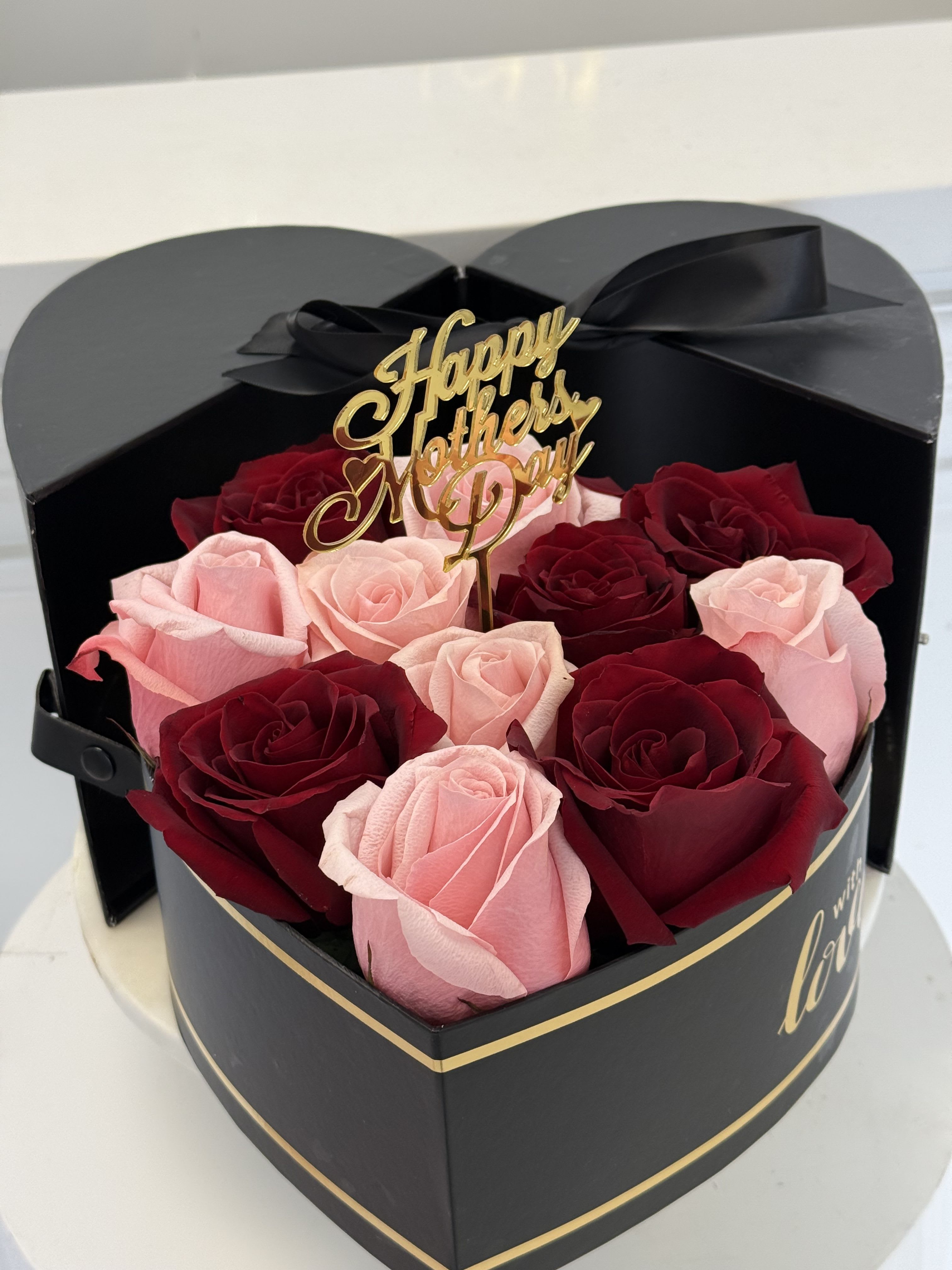 Open heart rose box Open heart rose box - Elegantly arranged roses in a heart box with an open heart cover