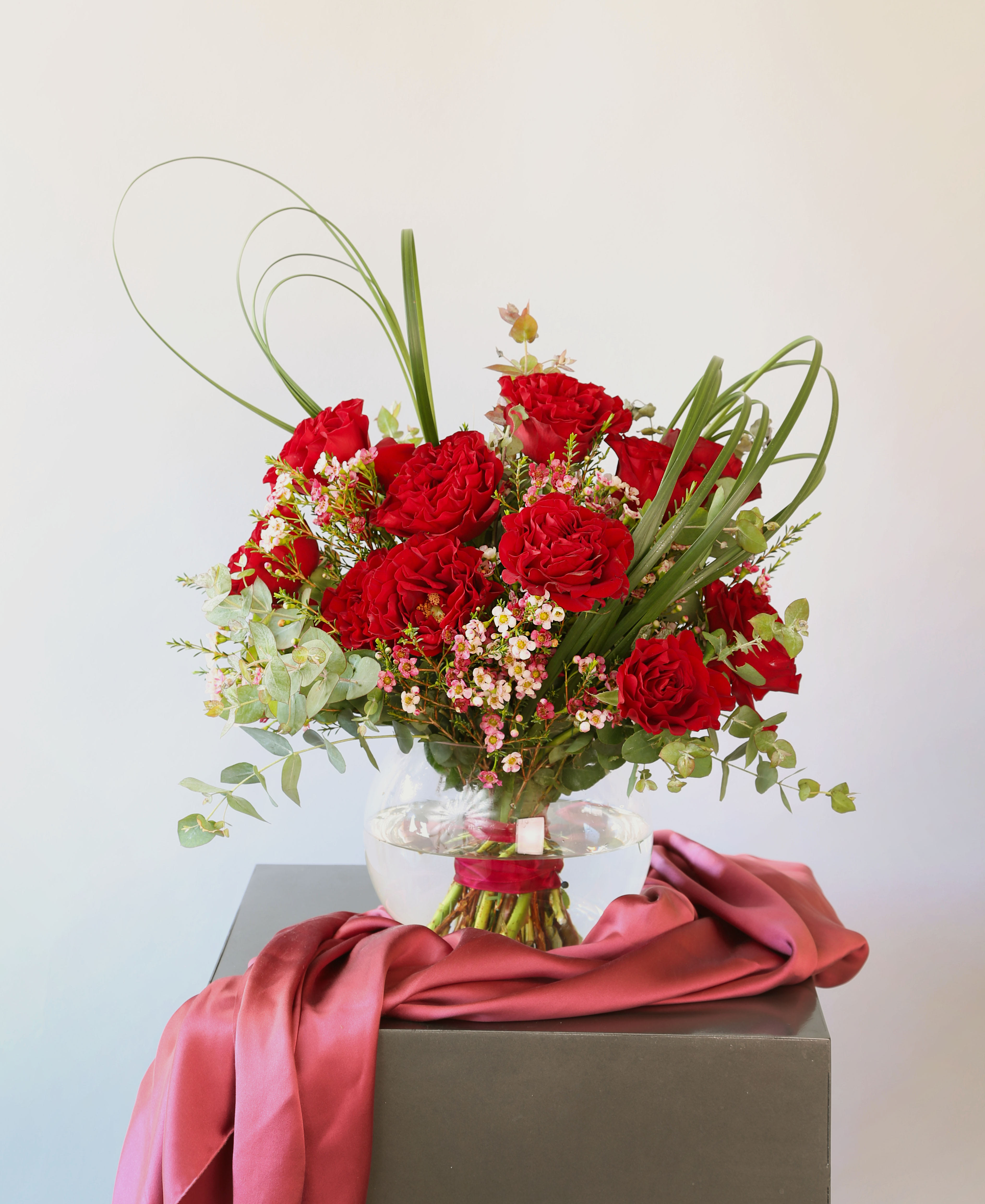 Simply Beauty - A dozen classic simple elegance Garden Heart rose with mix green and seasonal bloom with chic detail create the uniqueness. This arrangement can arrange in round vase in purchase