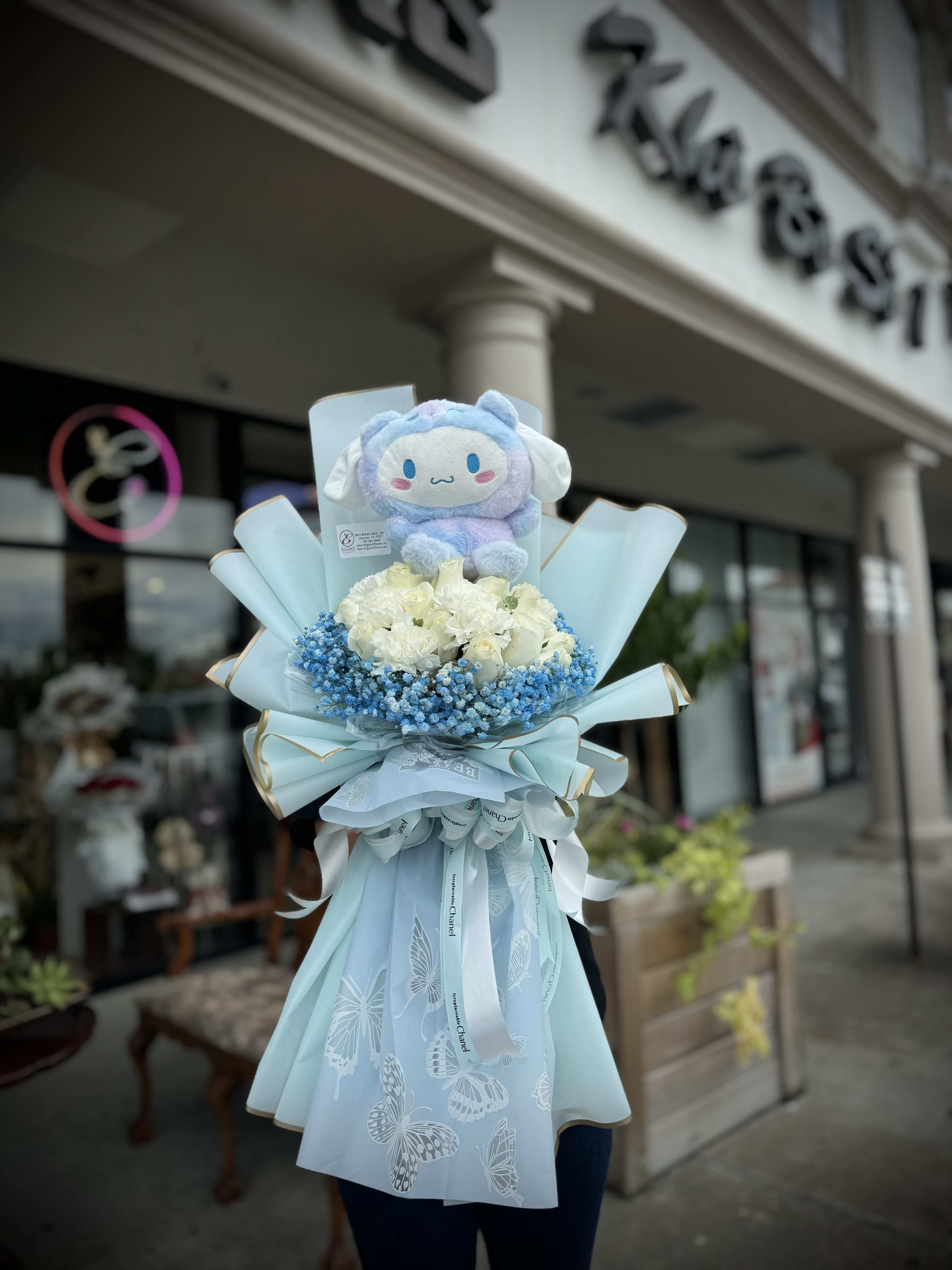 Sanrio Collection / Cinamonroll Sanrio Collection / Cinamonroll - A wrapped bouquet of flowers is a beautifully arranged collection of blooms, carefully selected and elegantly wrapped in decorative paper or fabric. These bouquets often feature a mix of fresh, vibrant flowers, and complemented by lush greenery. Wrapped bouquets are perfect for any occasion, from expressing love and gratitude to celebrating special moments, offering a thoughtful and visually stunning gift.