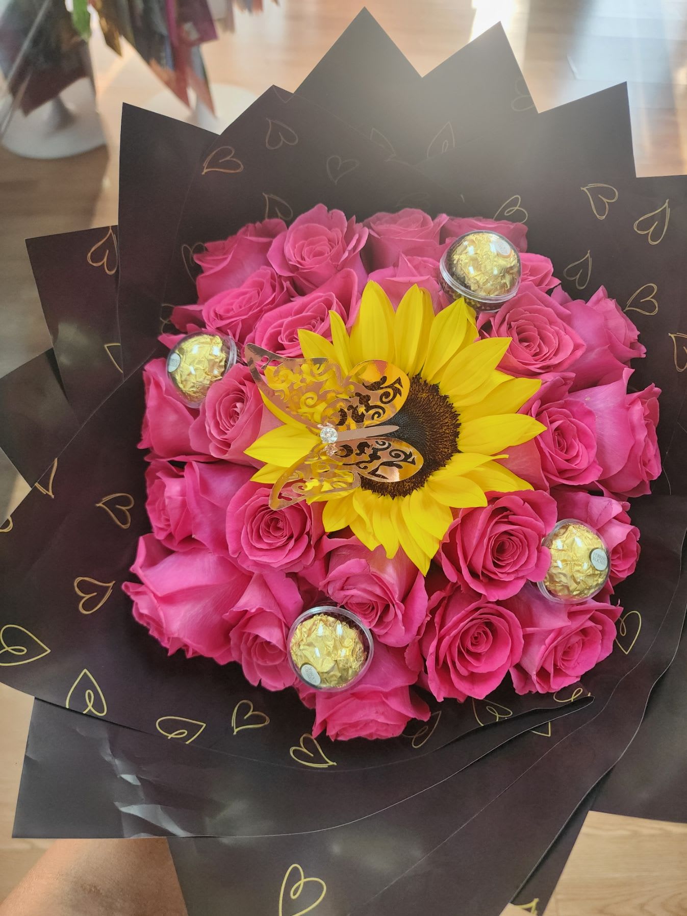 ALE - Beautiful bouquet for all occasions. 25 Roses 1 Sunflowers 4 Ferreros Rosher chocololate And 1 Butterflies