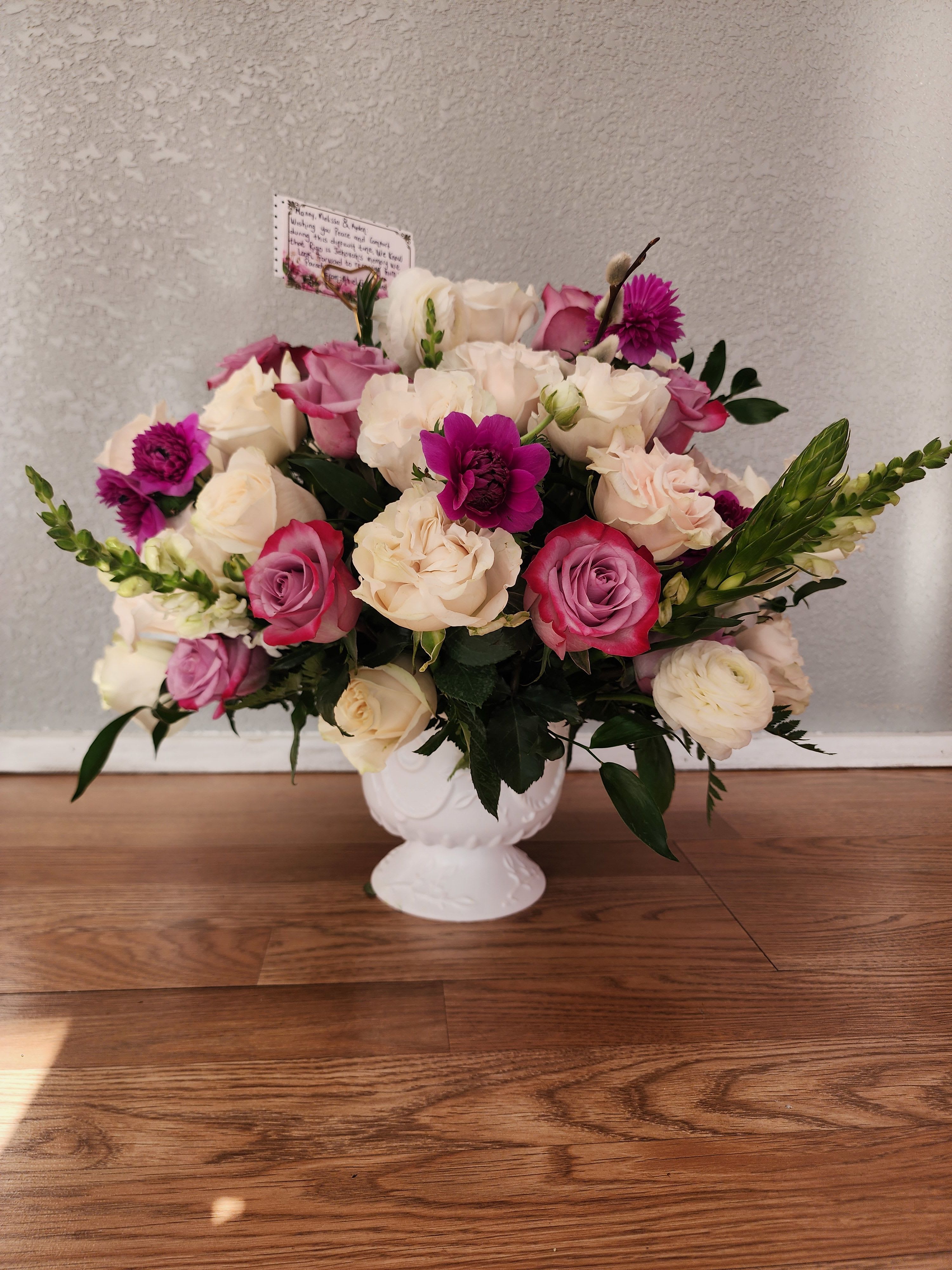 LOVE BLISS - Elegant fpr all occasions.. This beautiful Arrangement is very Delicate. Different flowers ,,,, 25 Roses and some different green and flowers..