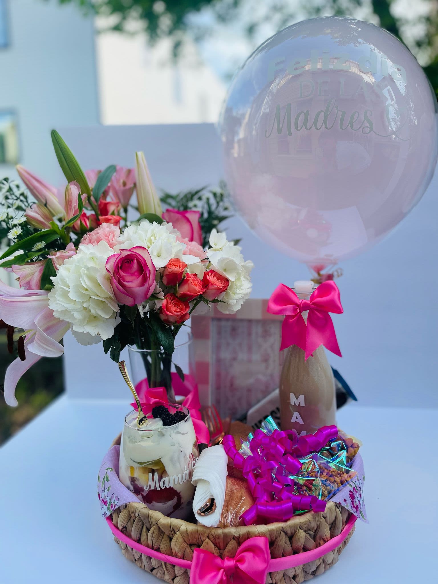 Special Mother's Day breakfast. Special Mother's Day breakfast. - Sandwis jamón queso pollo + salsa Bebida: opciones capuchino/ jugo de naranja o frutos rojos Vaso de vidrio mamá, frutas con crema Chocolatina Hershey Cilindro de vidrio + arreglo floral Natual Mix de frutos secos Granola Cake personalizada Portarretrato + foto impresa Canasta de yute fino Globo burbuja