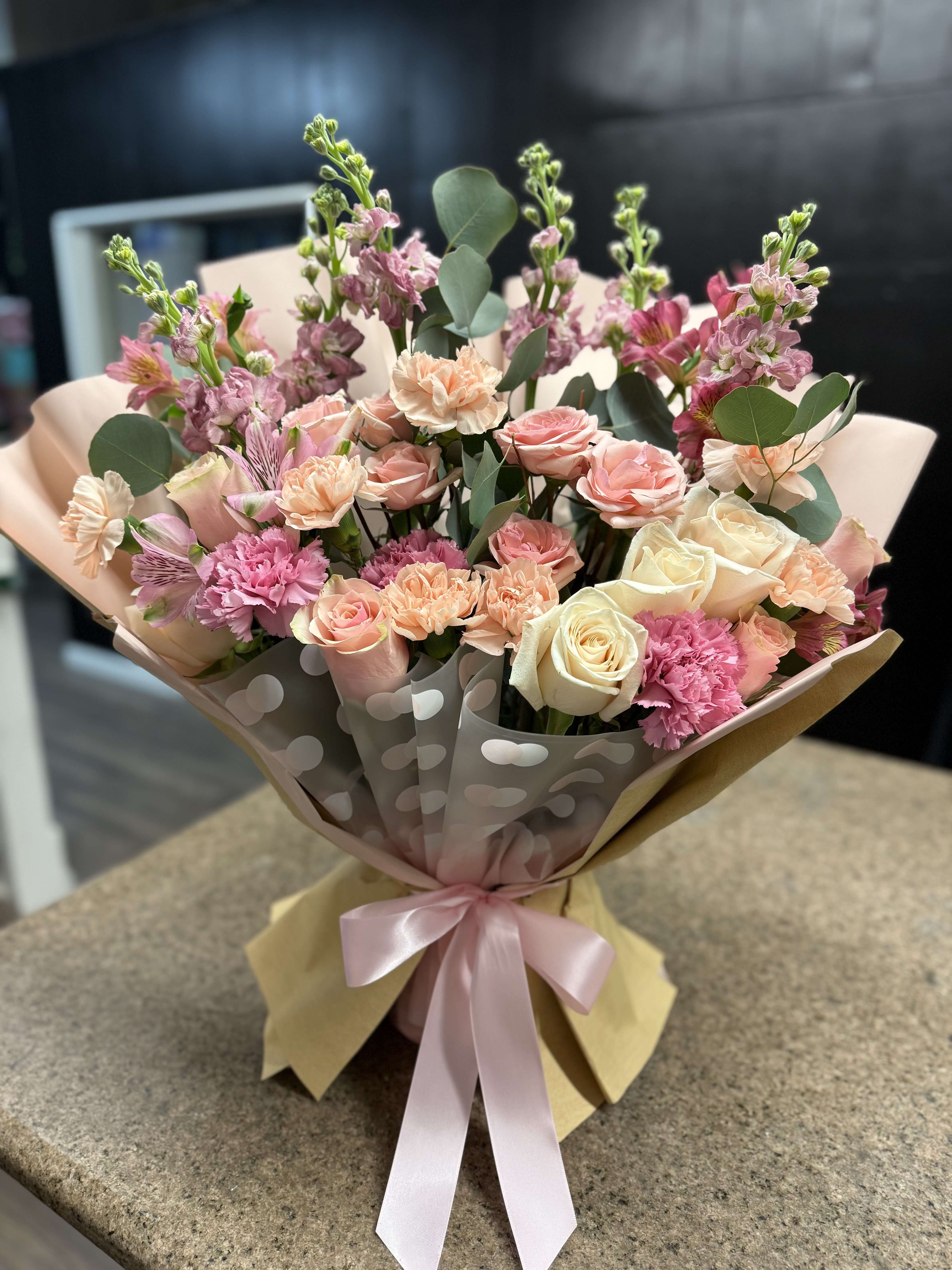 garden of beauty - Garden of Beauty is an innovative and beautiful bouquet inspired by the famous Korean bouquets that no one in California even makes! It's so adorable you can see. (The novelty of this bouquet is that you don't have to remove the papers to put your flowers in a vase because it already comes with an attached vase that allows you to keep your flowers in perfect condition so that you continue loving this Korean bouquet)