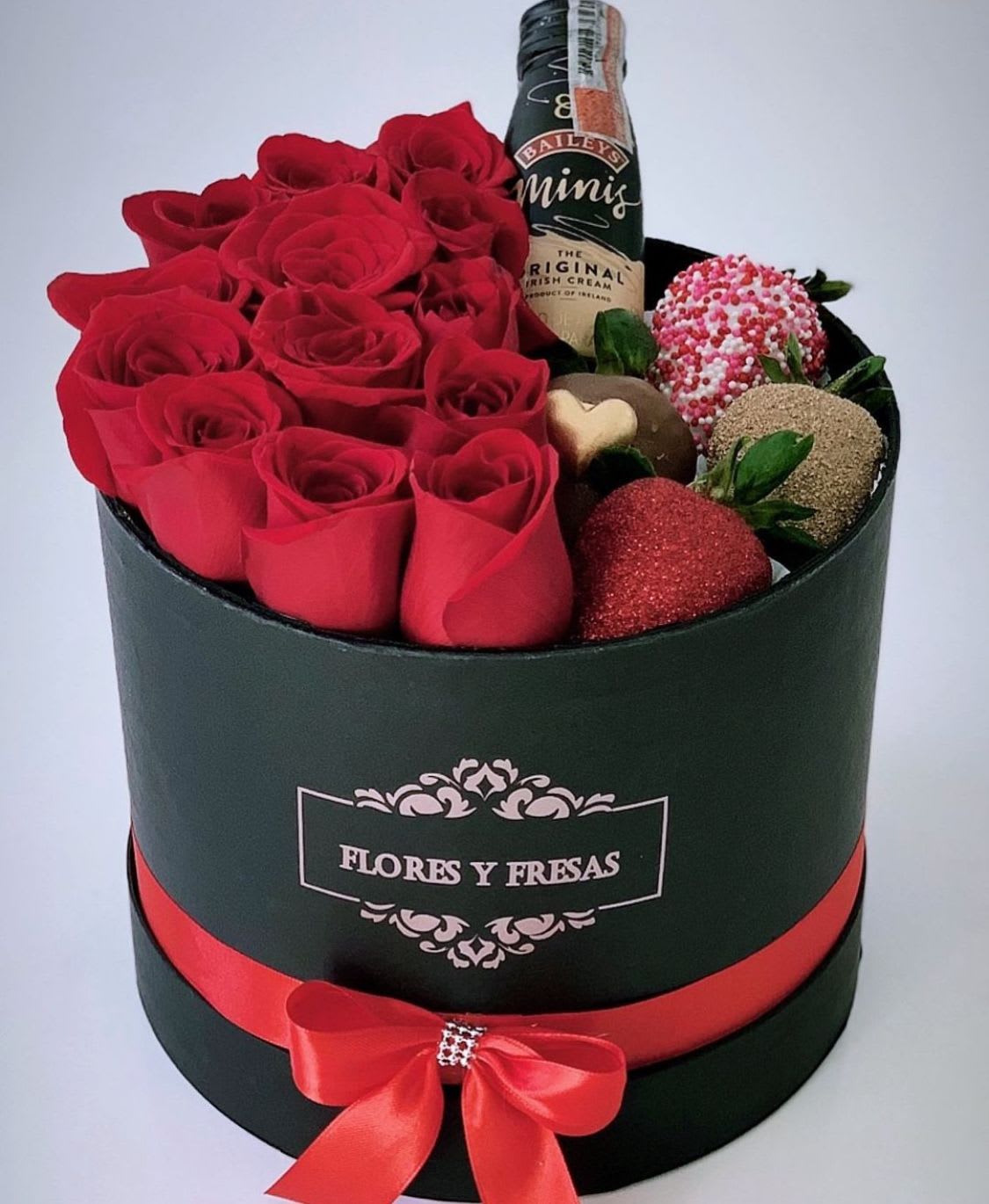 Luxury Box - Garden box Designed with pink tones conglamorous display of roses lights to dazzle your loved one.