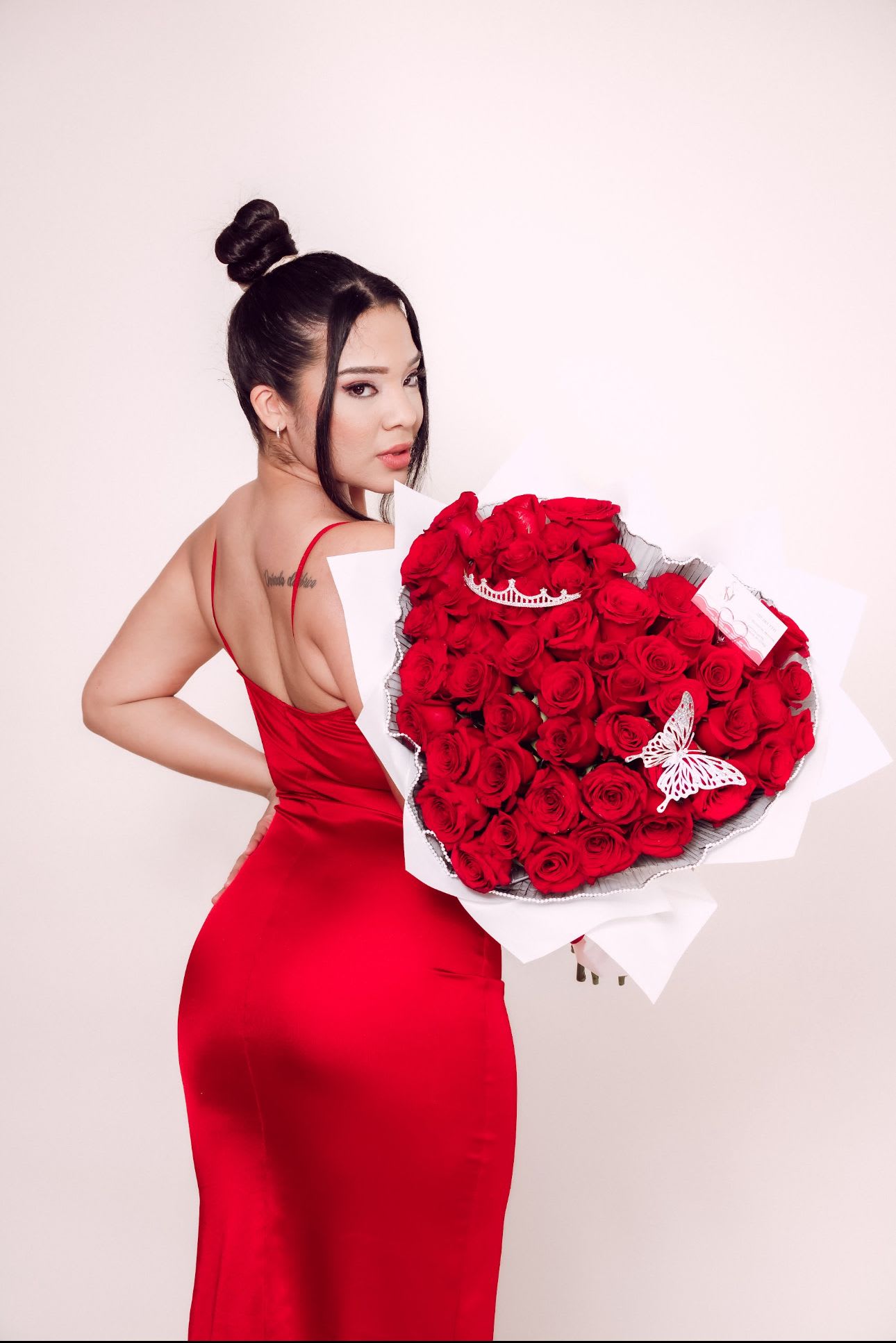 Heart Buchon - Discover the romantic gift par excellence for Valentine's Day: our spectacular heart-shaped bouquet, which is on trend, of exquisite red roses. This floral arrangement is not only a gift, but a declaration of love that will captivate that special person in your life. Red roses, an indisputable symbol of passion and romance, have been carefully selected to guarantee their freshness and beauty, creating a design that is as impressive as it is significant.  Imagine the smile on your loved one's face when receiving this beautiful bouquet, which not only beautifies the space, but also conveys your deepest feelings. This Valentine's Day, don't settle for the ordinary; choose a gift that speaks directly to the heart. With our heart-shaped bouquet of red roses, you can transform this day into an unforgettable celebration, full of love and special moments that will treasure forever.  Make your message of love resonate with strength and elegance, choosing the perfect bouquet that encapsulates everything you feel. This Valentine's Day, leave an indelible mark on the heart of your loved one with a gesture that will be remembered for years. Celebrate love in a unique and magical way!