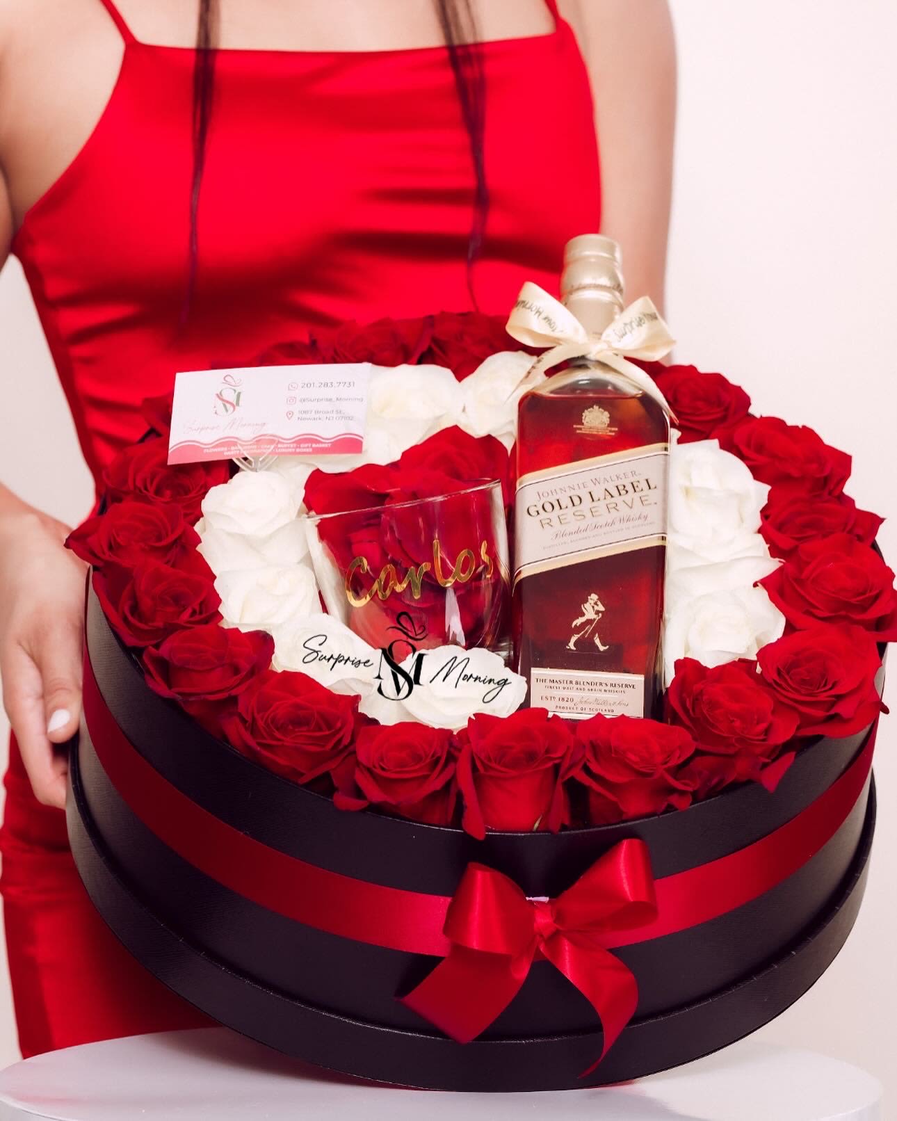 Love Nest - Discover the quintessential romantic gift for Valentine's Day: our spectacular luxury box, featuring an exquisite selection of white and red roses, symbolizing the purity and passion you feel. This stunning floral arrangement is not only a visual delight, but is also accompanied by an elegant 7.5 ML Gold Label whiskey, bringing a touch of sophistication and distinction to this unique experience. In addition, we have included a personalized mug that is not only a lovely detail, but also allows each moment of enjoyment to feel even more special, reminding your loved one how important they are to you.  Transform this Valentine's Day into an unforgettable celebration with this luxury box, which combines the beauty of flowers with the elegance of whiskey and a personal touch! This gift is designed to create memorable moments that they will treasure forever. Imagine the surprise and joy on the face of that special person upon receiving such a carefully crafted present, which reflects your deepest and most sincere feelings. There is no better way to express your love than through this exceptional gift, turning Valentine's Day into an experience that will further strengthen the bond you share. Celebrate love with a truly meaningful gesture!