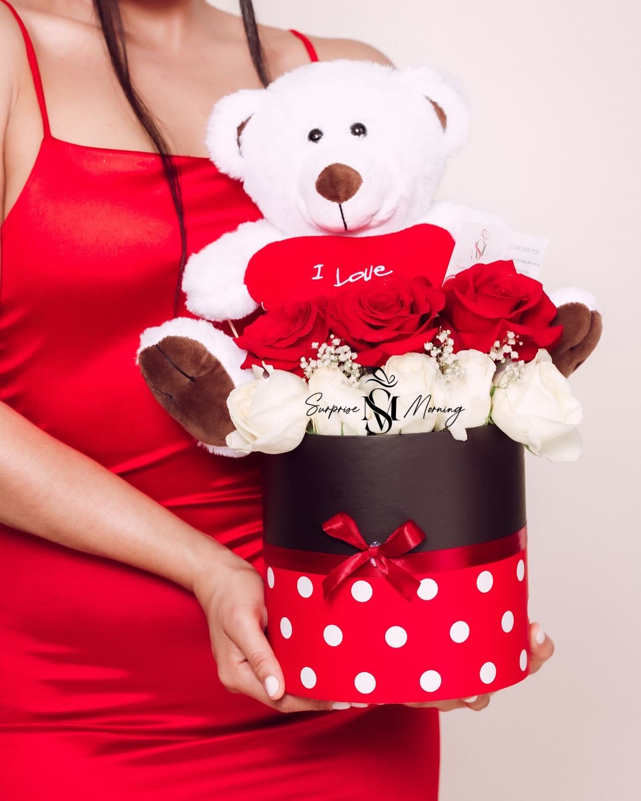 Joyful Hearts - Discover the quintessential romantic gift for Valentine's Day: our spectacular and captivating bouquet of red roses. This stunning and elegant floral arrangement is designed to enamor and excite, allowing you to choose from a dozen, two dozen or even a larger number of exquisite premium quality red roses, carefully selected to ensure their freshness and beauty. Each rose is a symbol of love and passion, perfect for expressing your most sincere feelings. In addition, this charming bouquet comes with a free balloon, which adds a festive and special touch to your gift.  Don't miss the opportunity to make this Valentine's Day a truly unforgettable celebration. With the ideal bouquet in your hands, you will be able to convey your deepest emotions and make your loved one feel truly special. Surprise him/her with this romantic and meaningful gesture that will remain engraved in his/her memory forever. Dare to celebrate love in a unique and memorable way this Valentine's Day!