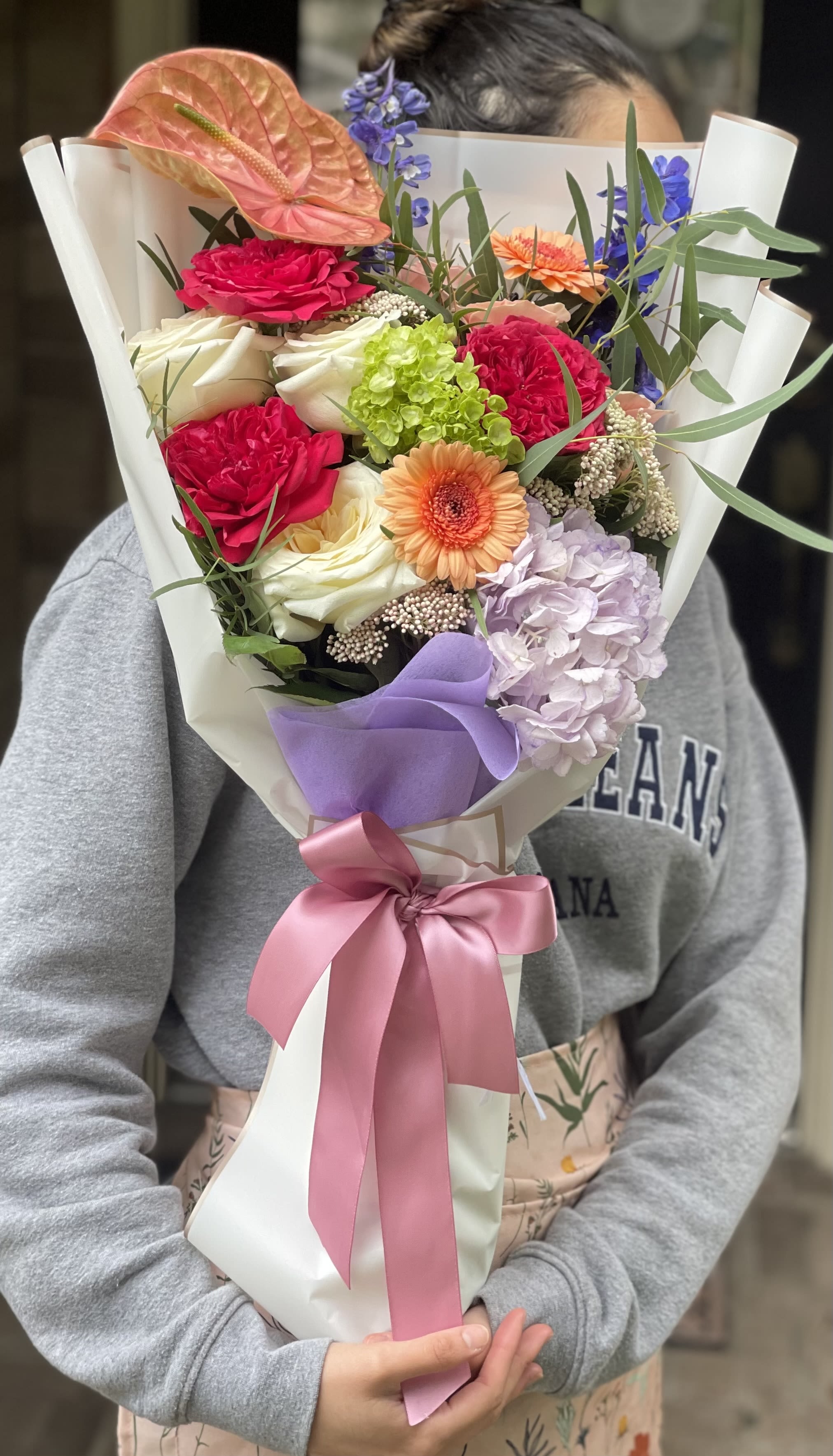 DESIGNER'S CHOICE WRAPPED BOUQUET PREMIUM DESIGNER'S CHOICE WRAPPED BOUQUET PREMIUM - A Bouquet that evokes the sweetest garden, designed with carefully selected 100% natural fresh flowers in spring tones to surprise your favorite person. Elegant Wrapped Bouquet.