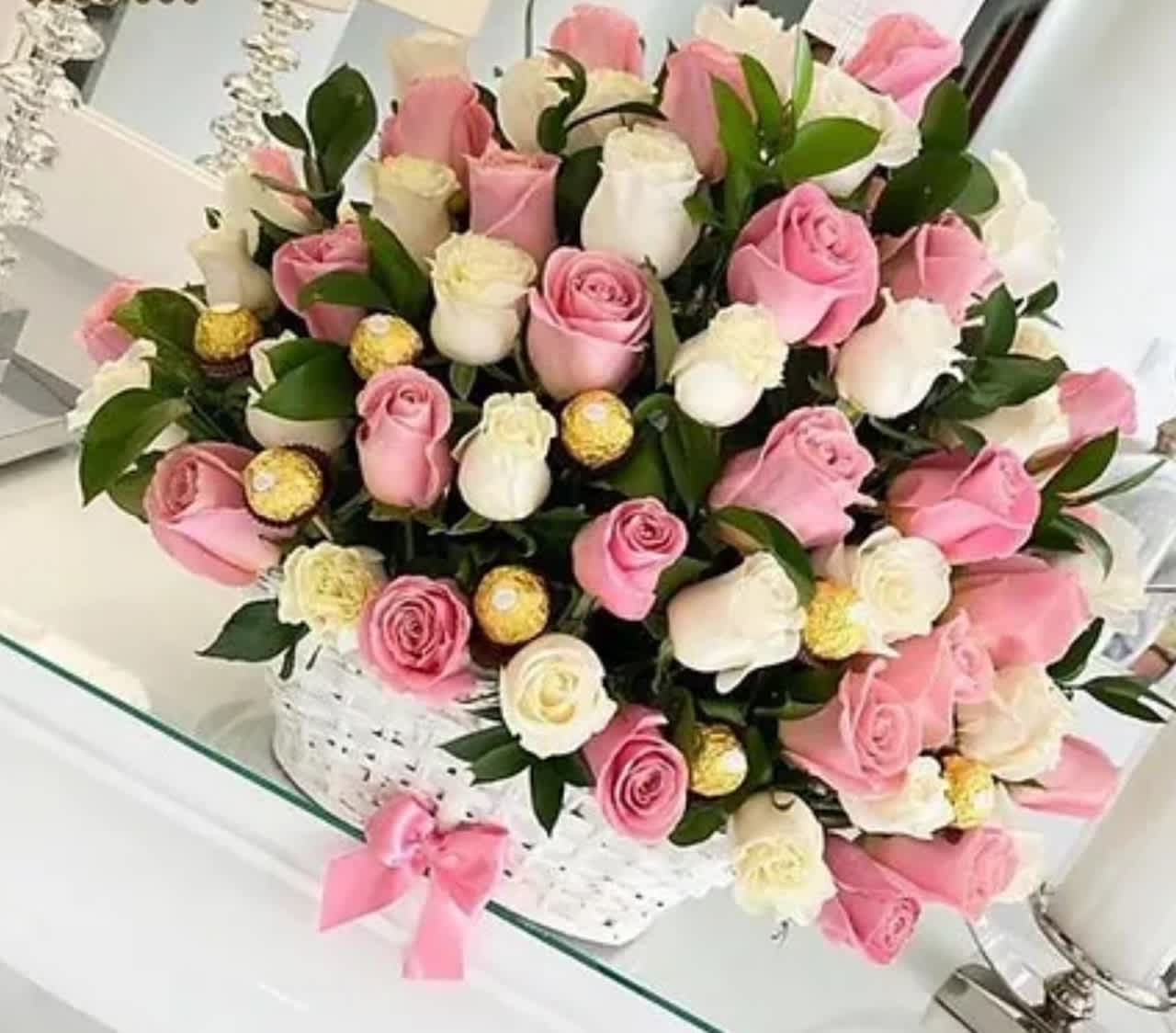 Wonderful Dreams basket with chocolate - Imagine a serene and magical world where dreams unfold in shades of pink. In this ethereal realm, the soft hues of pink create a calming and soothing atmosphere. Picture a sky painted with delicate pink hues as the sun sets, casting a warm glow over a landscape filled with enchanting scenes. Flowers in various shades of pink bloom in abundance, filling the air with a sweet and gentle fragrance.  the basket can vary according to store disponibility in store