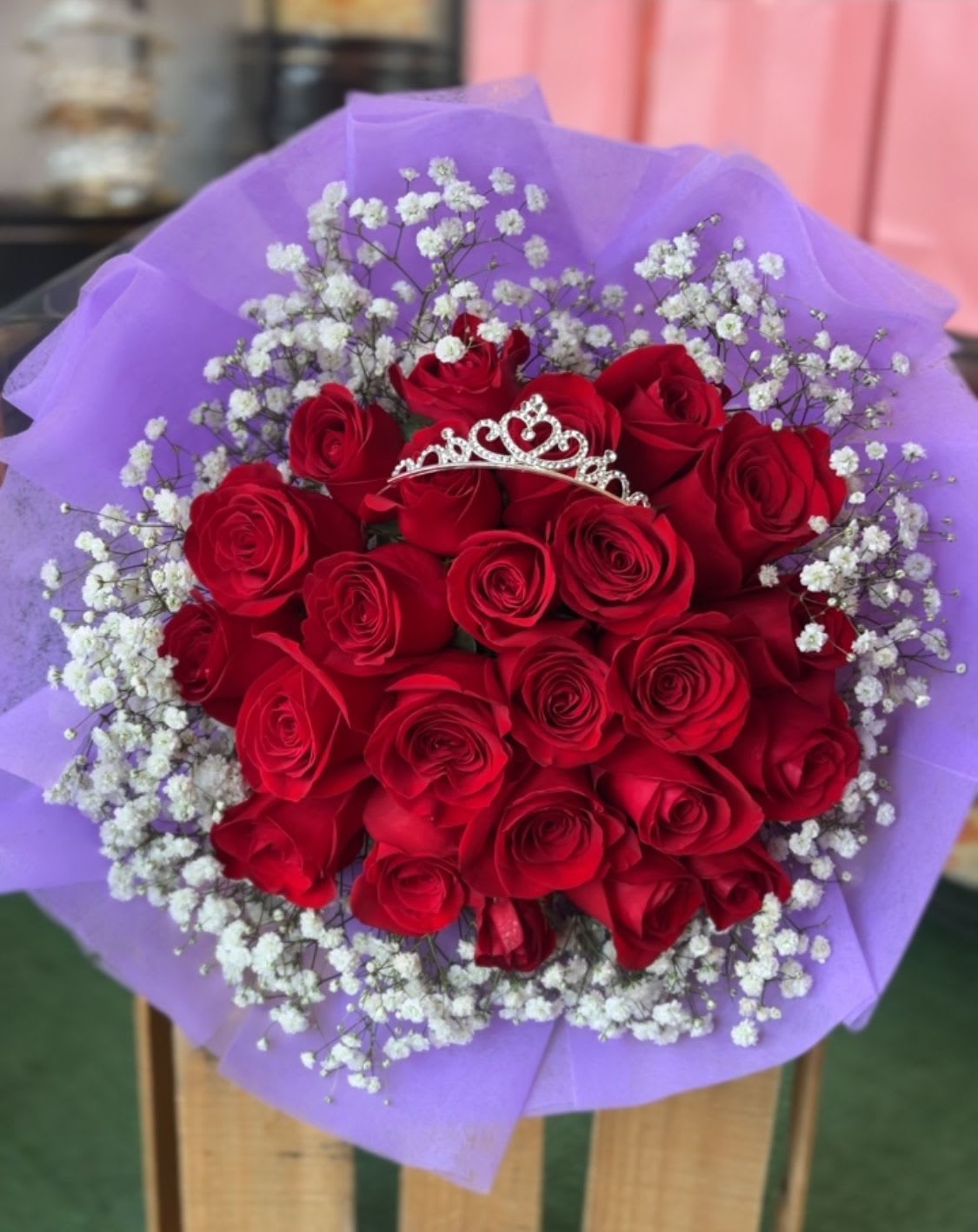 para la reyna on clouds - averages 30-35 stems combination of roses and gypsophillia