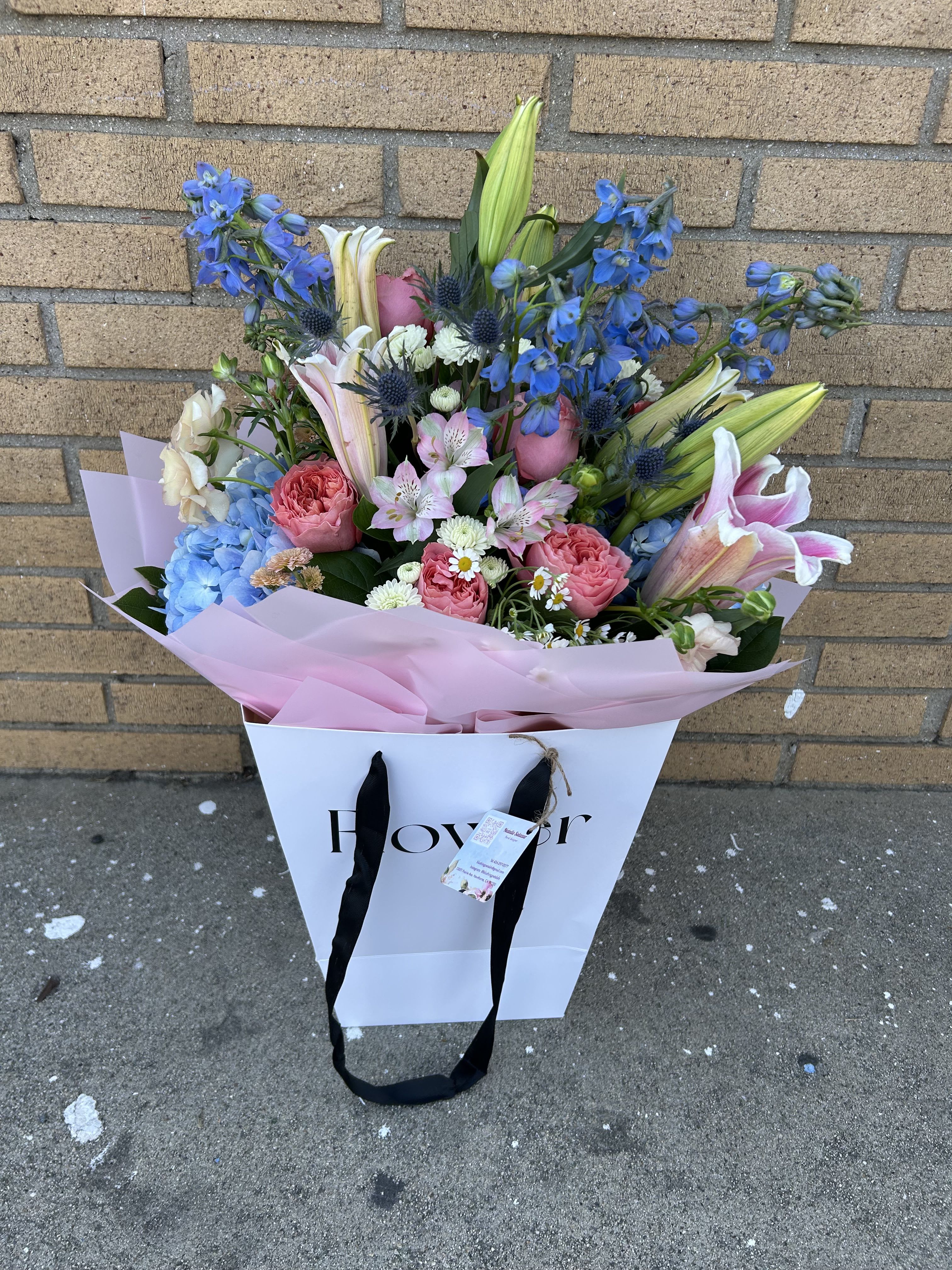 Sweet expression premium Sweet expression premium - Bouquet includes garden roses, blue hydrangeas and more