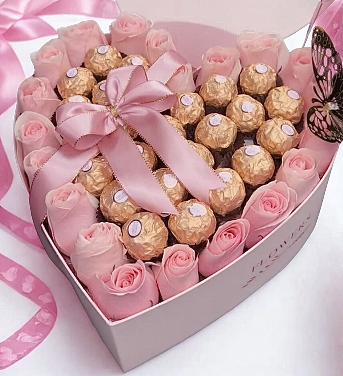 Heart Box Pink Roses Heart Box Pink Roses - Pink roses and chocolates (only whitebox available)
