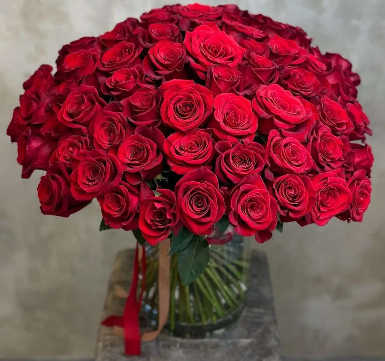 100 Red Roses in a Vase - Arrangement (can be used as a hand-tied bouquet) with 100 premium Red roses in a glass vase.  *If you need further information, please feel free to contact us! (650-885-6421) we offer service for all special needs! *some seasonal flowers &amp; vases subjected to change based on the season &amp; availability .