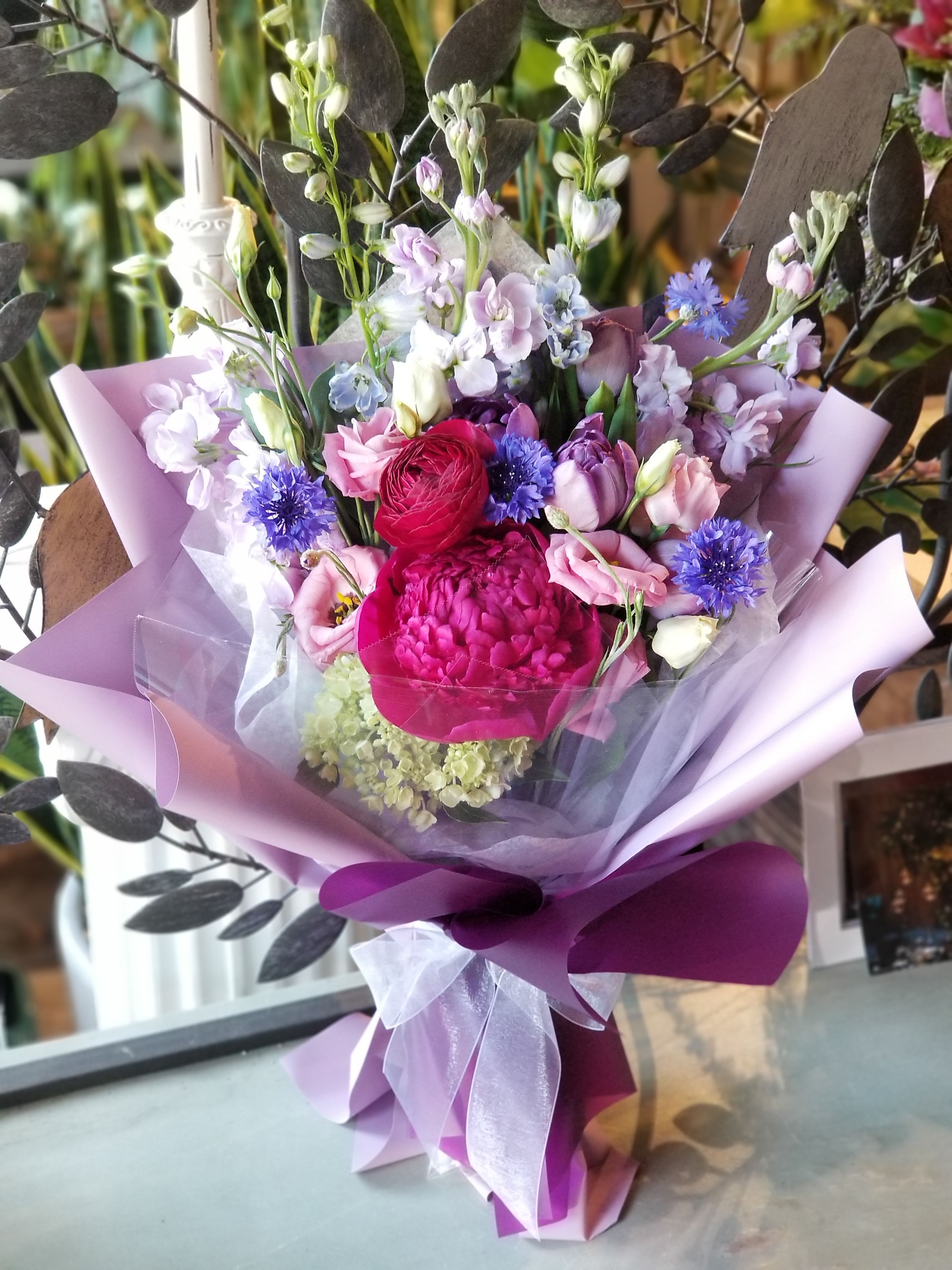 Hand-Tied Bouquet - DESIGNER'S CHOICE - *** Store Pickup ONLY *** -&gt; If you want it to be delivered, please call at 201-592-9797 or 201-944-9797 This is a presentable bouquet wrapped in a very nice wrapping.  Please note that this is a DESIGNER'S CHOICE, so each bouquet has it's own character. Various flowers with many choices!  
