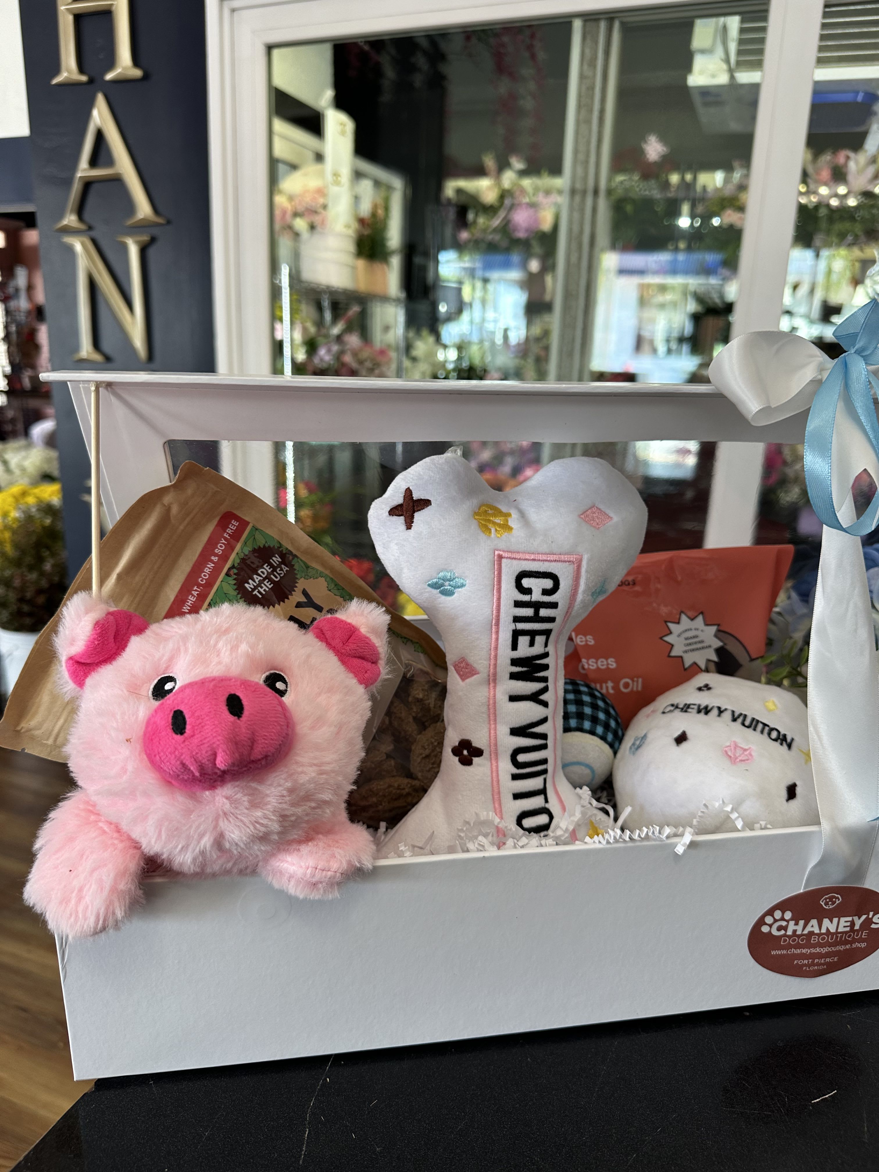 Chaney‘s Dog Gift Box XXL - Perfect gift for dog owners and their dog(s)! Don‘t forget to pre-order! Every box is carefully hand assembled with treats, toys and artificial flowers to delight both: Your recipient and their dog(s)!