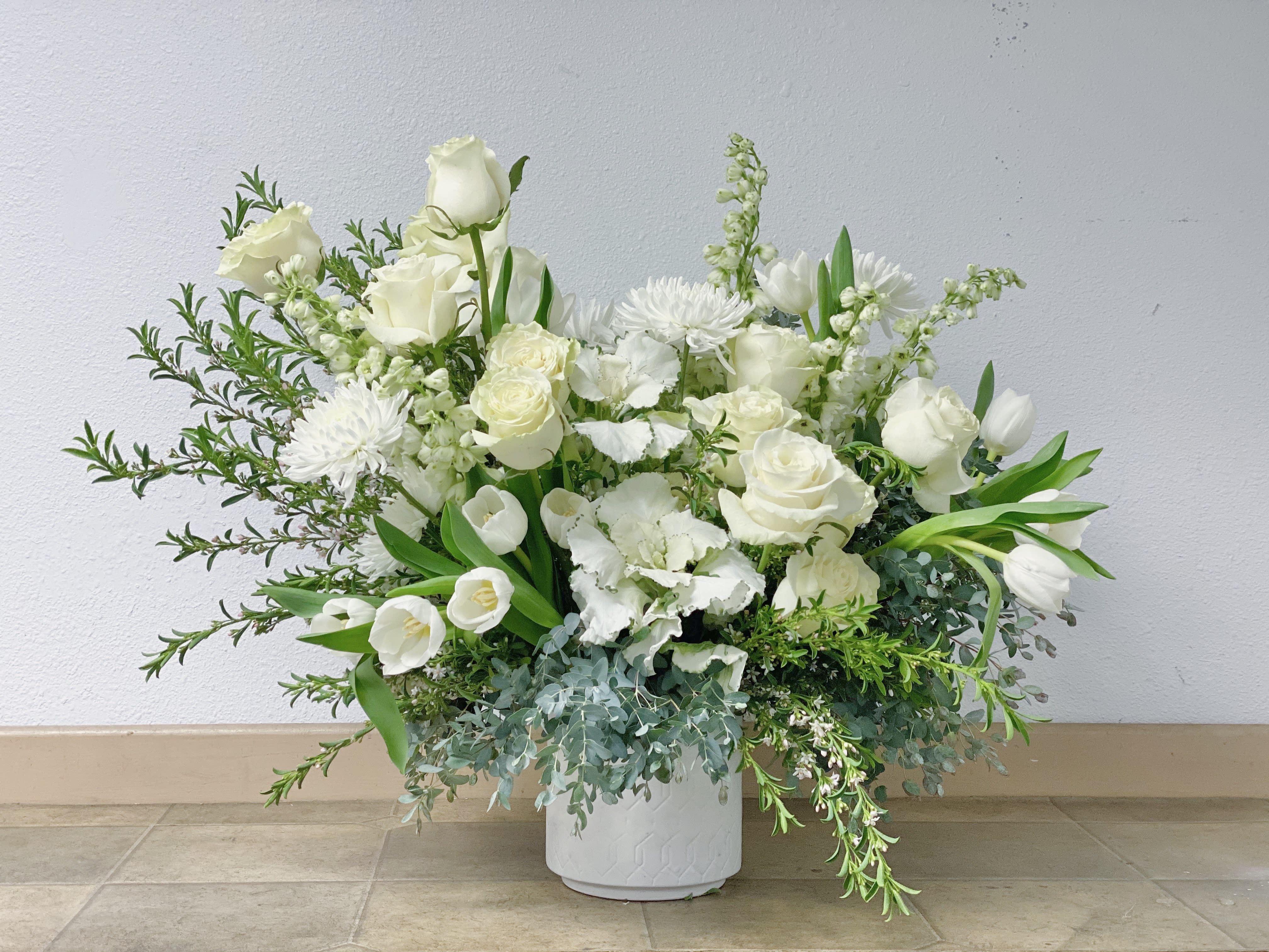 White wind  - Arrangement in a vase with white and green flowers 