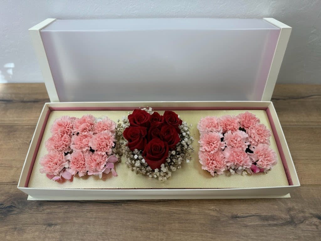 Sweet Love Mom - Our sweetest love to mom in a large box arrangement that spells out M ️ M !  Our premium arrangement includes a wooden mom placard!