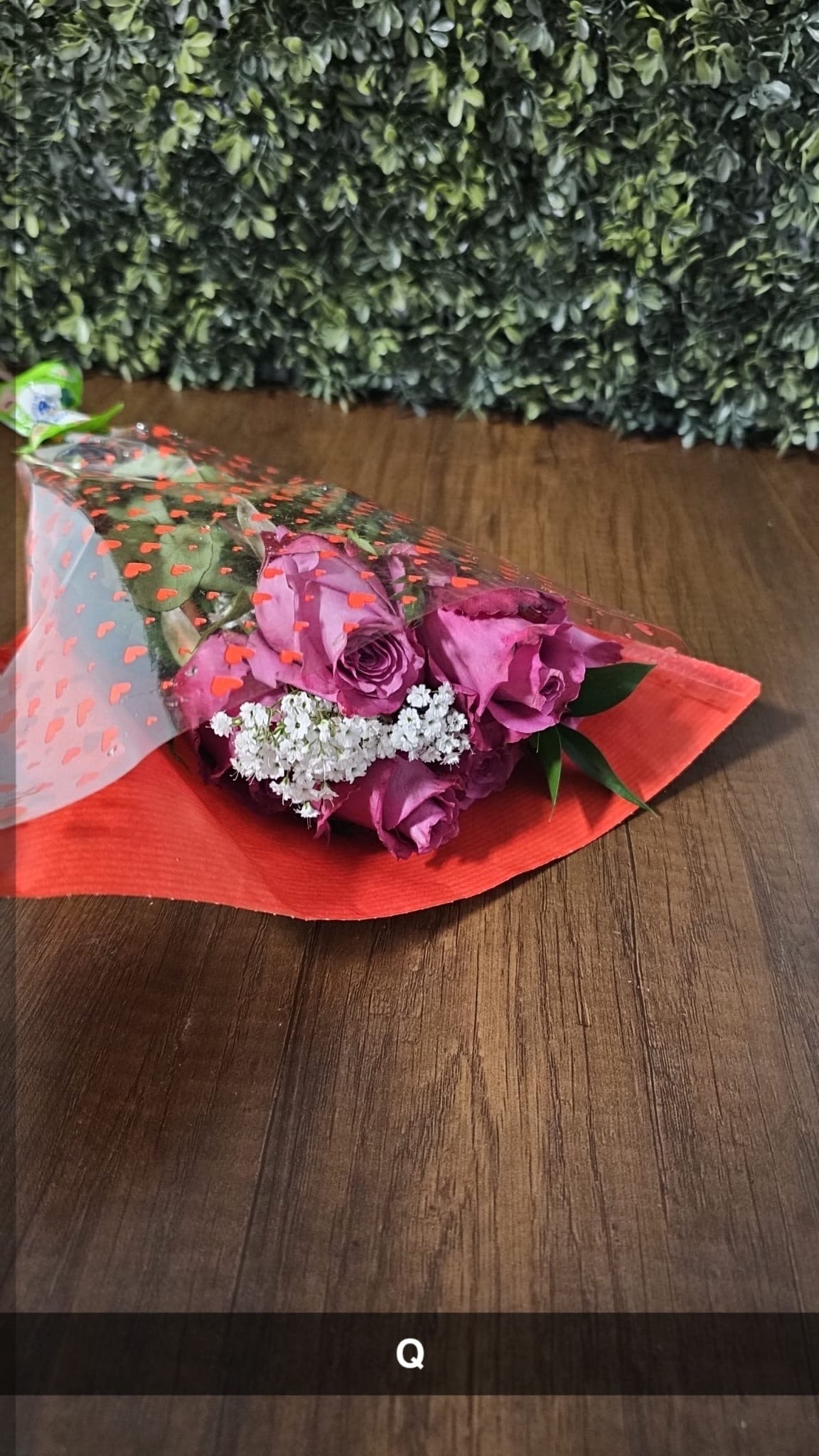 Half Dozen Rose Bouquet - 1/2 dozen fresh rose bouquet. DESIGNER CHOICE COLOR  Please be advice that this is a bouquet, it doesn't come with a vase. If you want a vase check out our classic dozen roses.