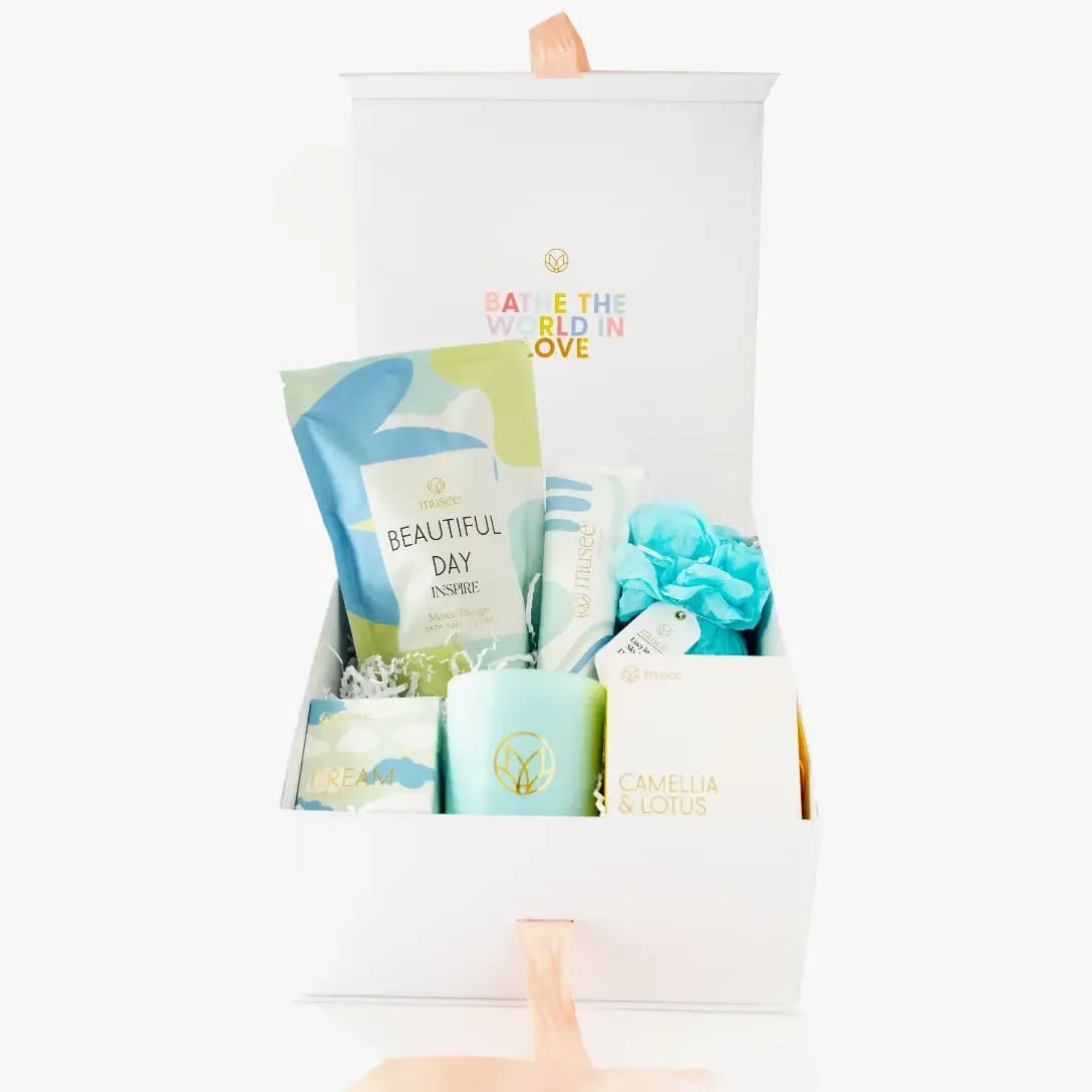 Musee RELAX Gift Set Musee RELAX Gift Set - The Relax Gift Set features our best-selling Golden Hour Balm and Just Breathe Bath Soak, a Sage & Tobacco Soy Candle, a Glow Shea Butter Soap, and Amazing Grace Bath Balm. This set comes wrapped in a beautiful, gold foil-stamped box with satin pink ribbon.
