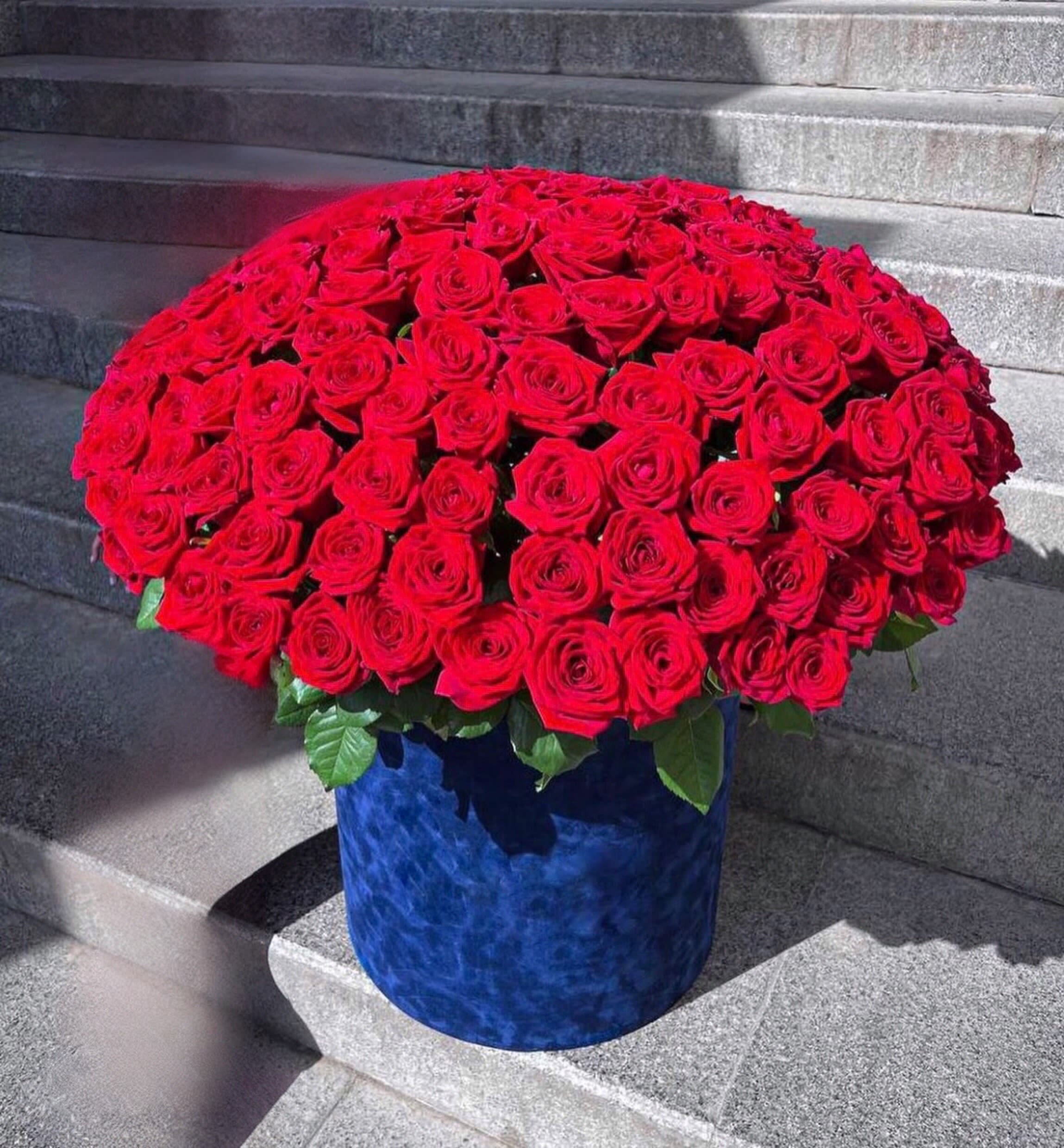 № 10 - RED ROSES № 10 - RED ROSES - A luxuries composition with red Roses in velvet box. One size - 125 roses.