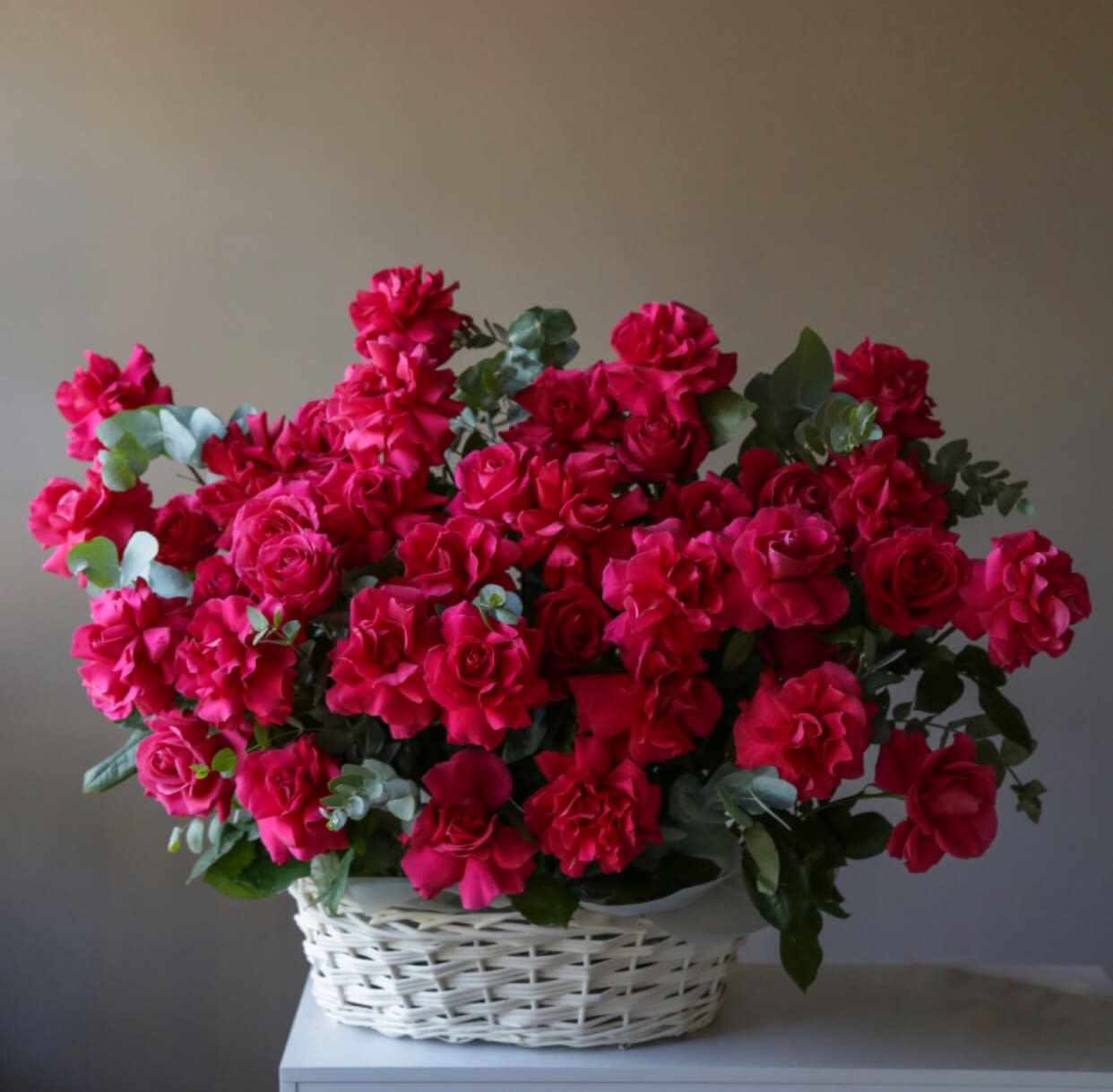 № 3 - HOT PINK BASKET. THE PHOTO SHOWS THE PREMIUM SIZE. № 3 - HOT PINK BASKET. THE PHOTO SHOWS THE PREMIUM SIZE. - The photo shows the "PREMIUM SIZE". Basket of hot pink "French Roses". Available with: - White Roses - Red Roses - Mix Roses