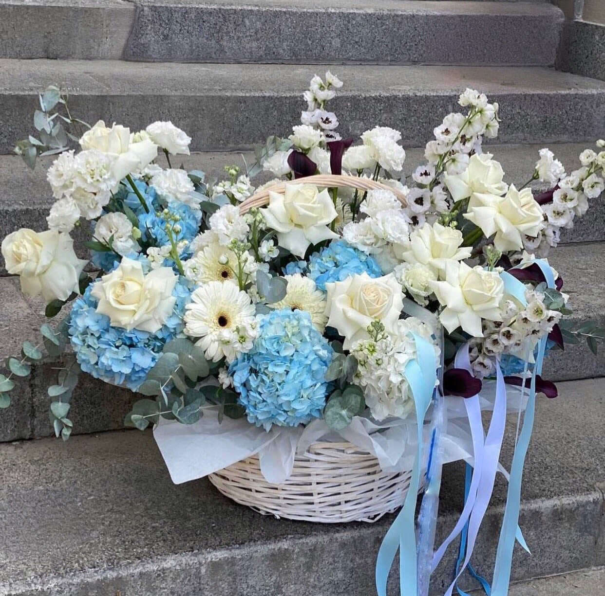 № 41 - THE PHOTO SHOWS THE PREMIUM SIZE. - Basket with white and blue flowers.  THE PHOTO SHOWS THE PREMIUM SIZE.