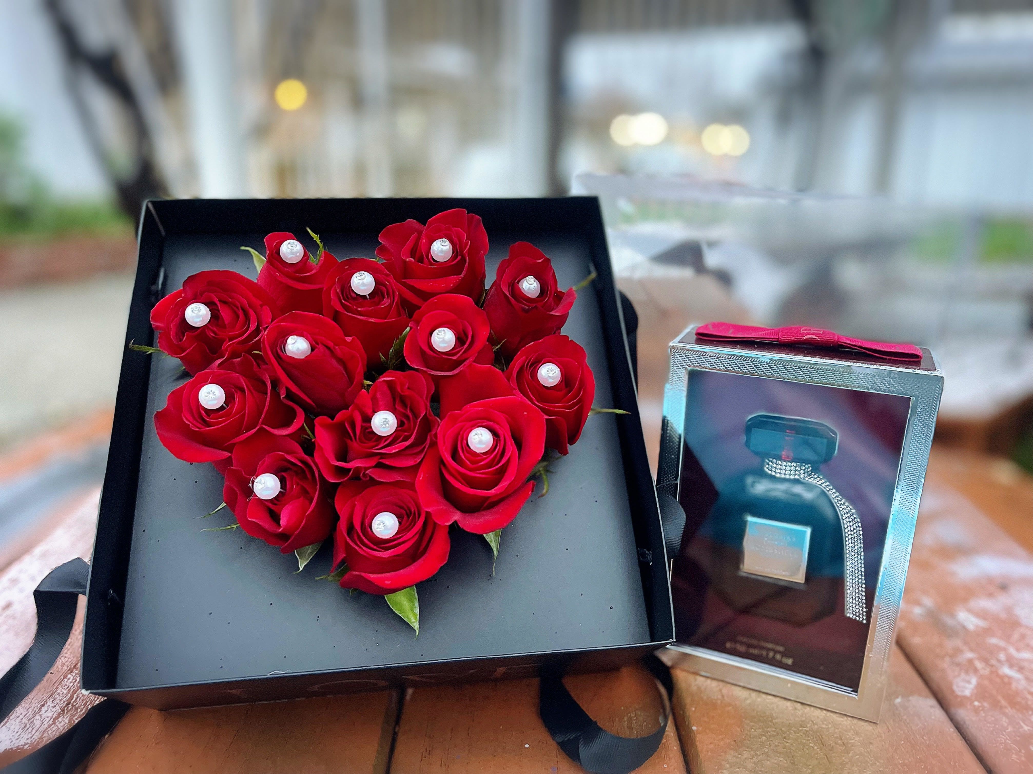 Red Roses and Pearls Gift Box Combo Red Roses and Pearls Gift Box Combo - Includes: - 12 dozen red roses - Perfume
