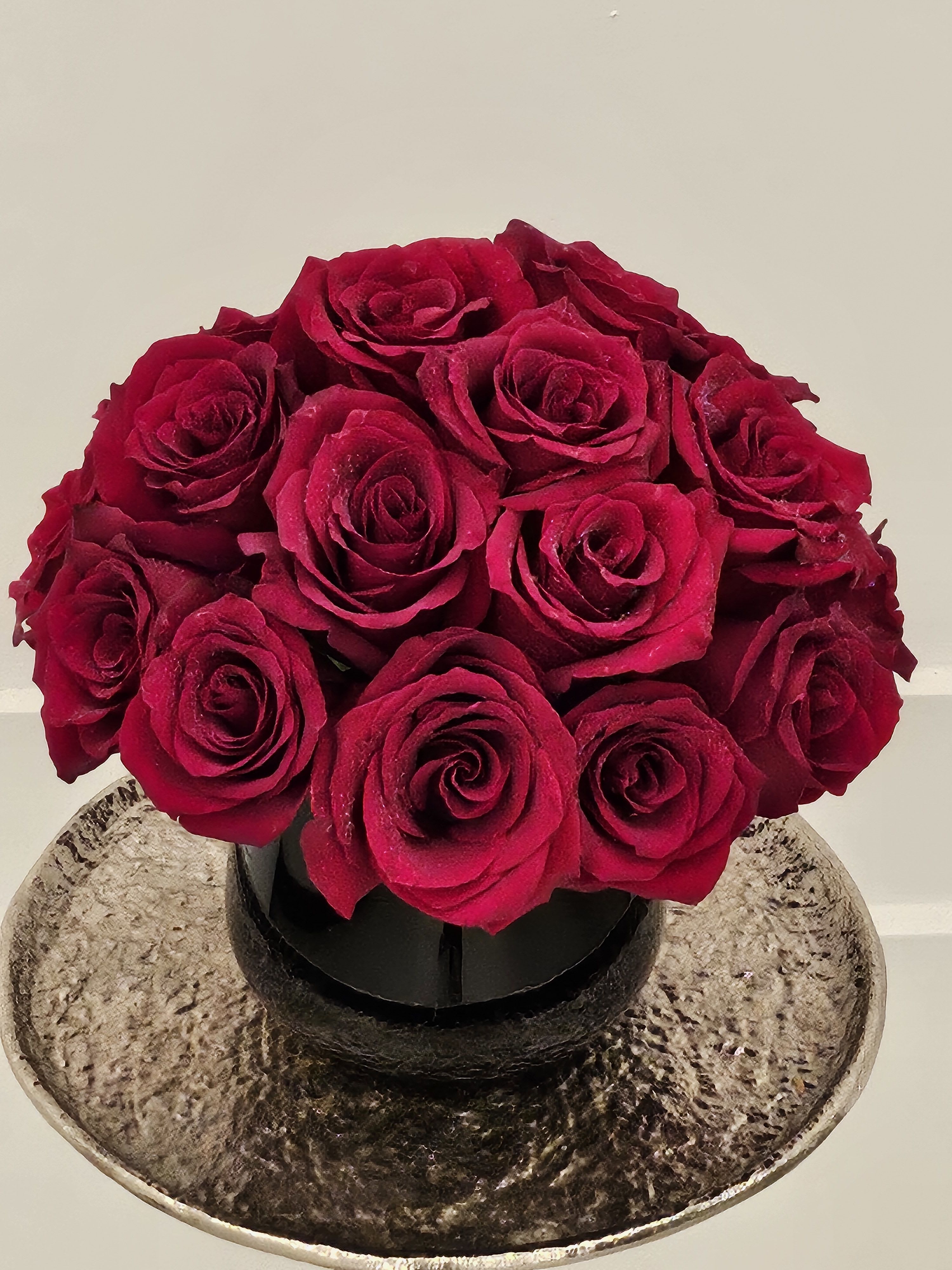Hamburg - 24 red roses in a modern vase