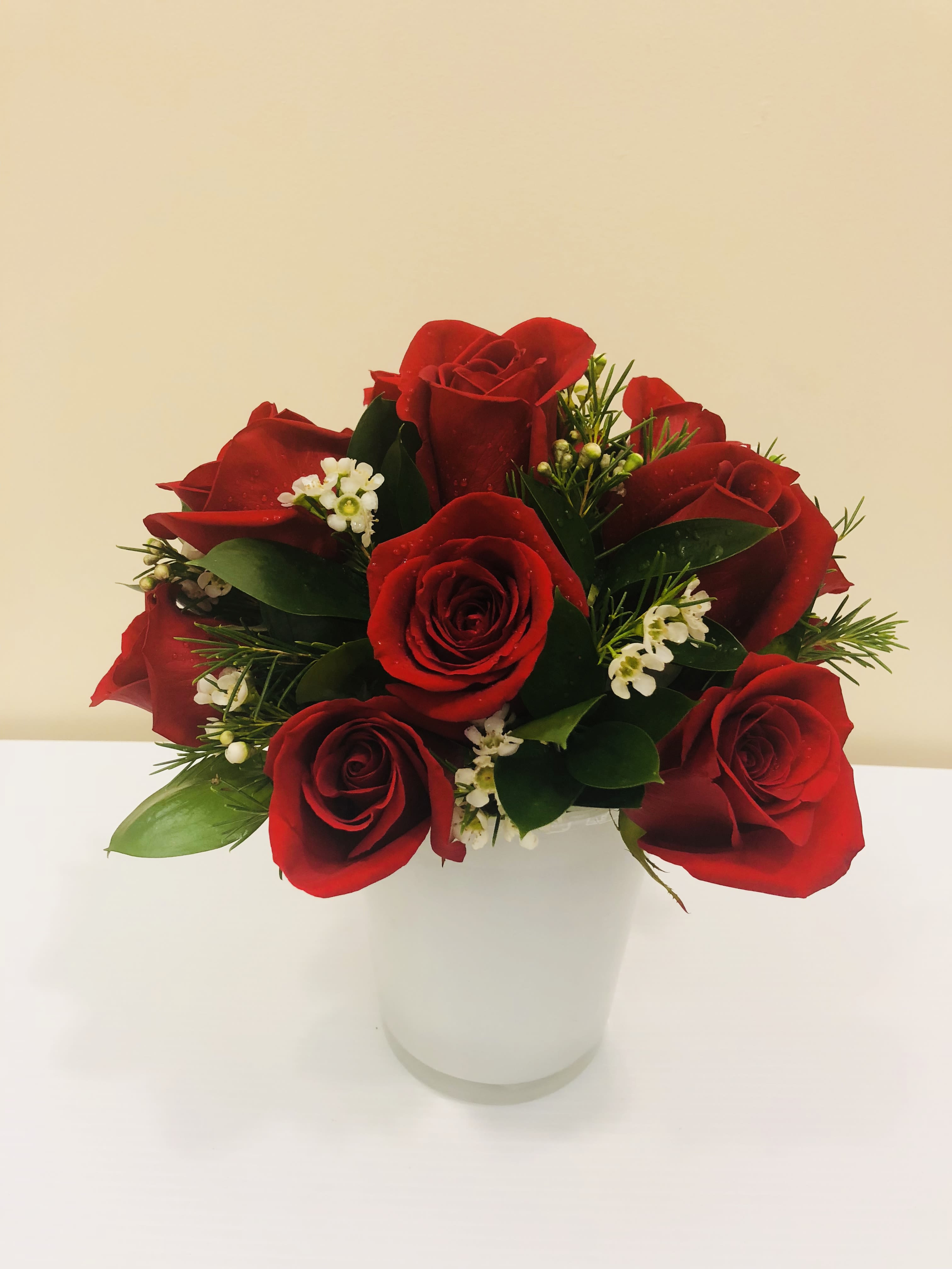 Idaho - Classic dozen red Roses in a vase