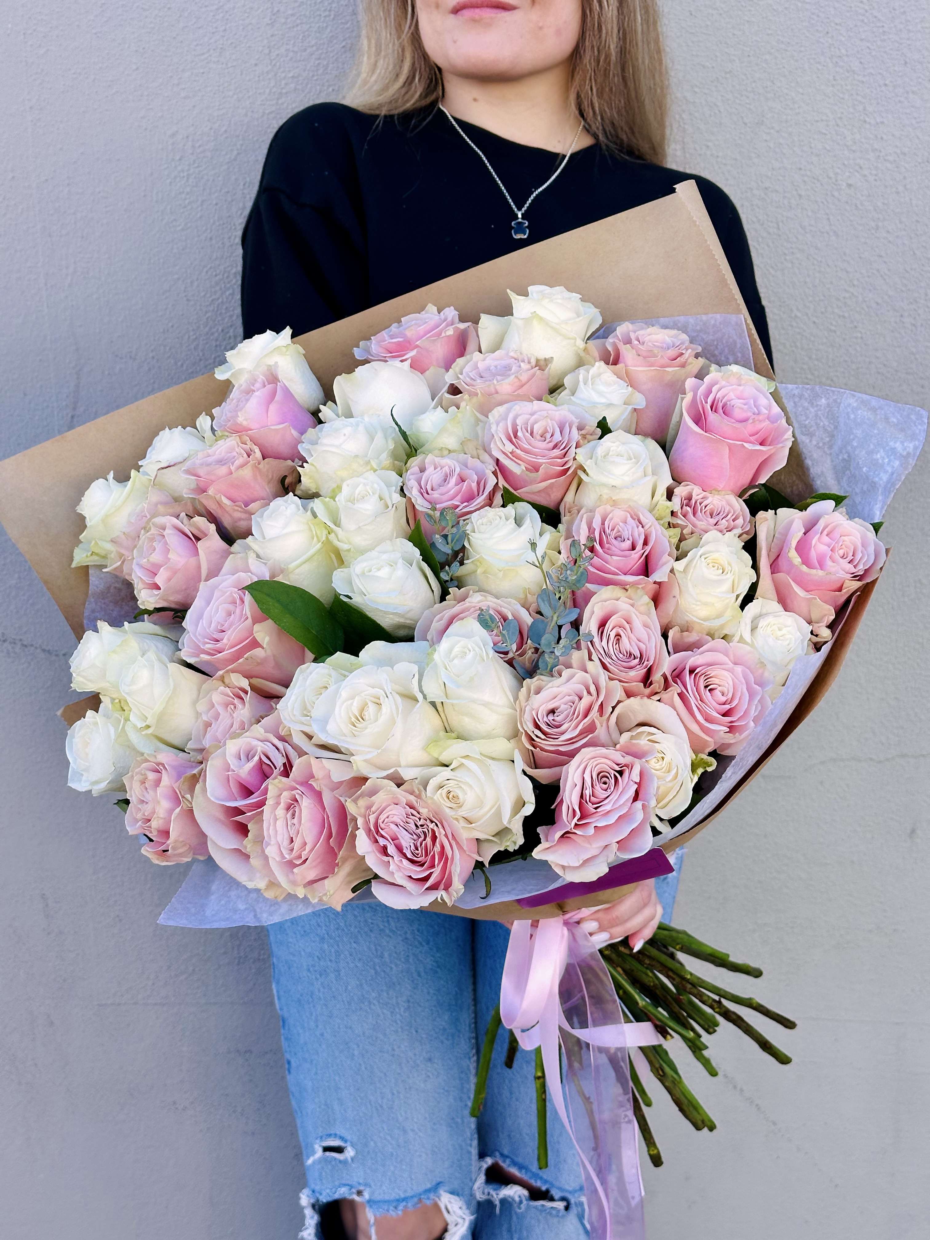 Champagne And Strawberry (Deluxe) - Premium champagne and pink roses  Standard 48 roses  Deluxe 72 roses 