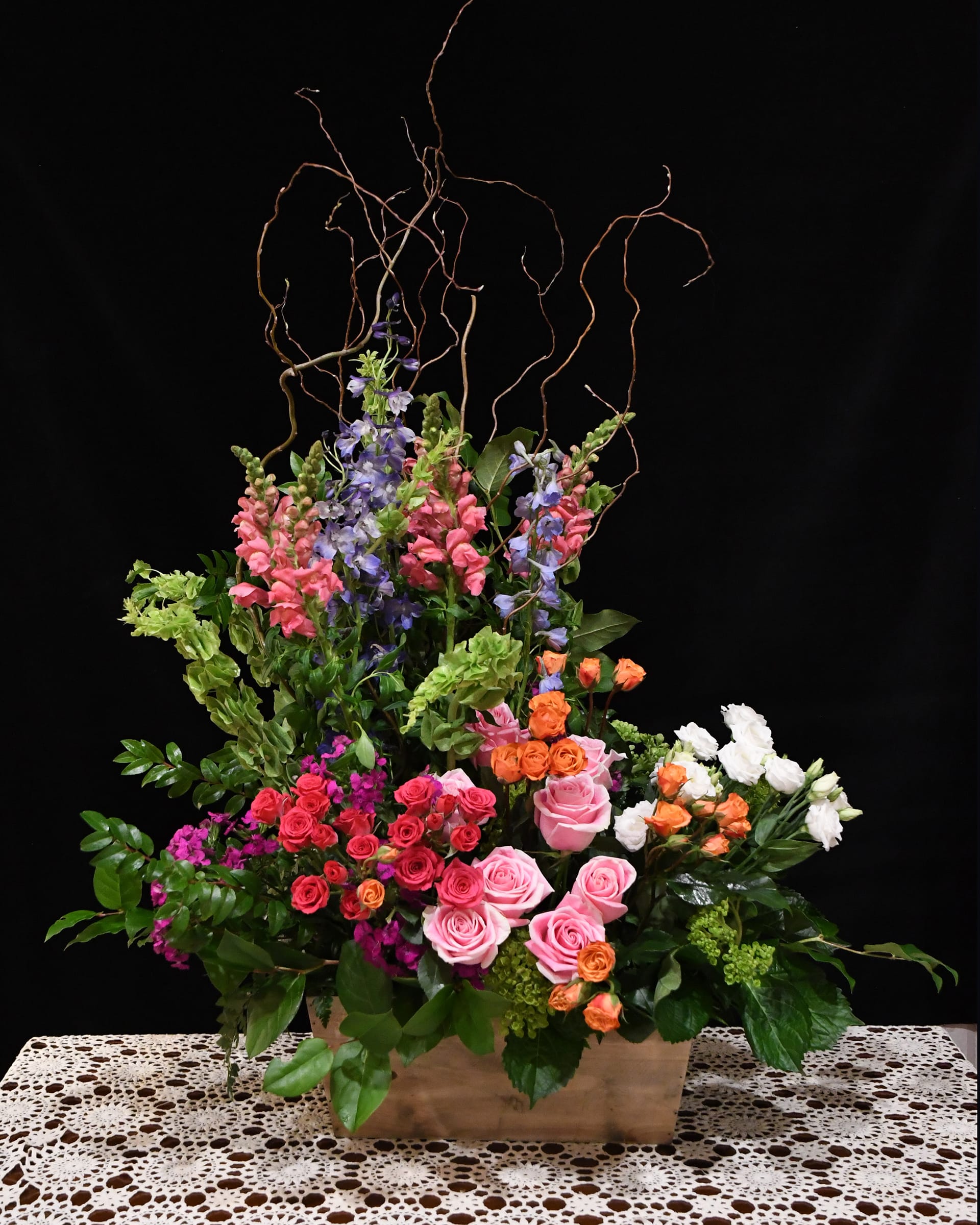 Free Spirit Box Free Spirit Box - A beautiful tribute of gorgeous, vibrant blooms. Elegant roses, hydrangeas, snapdragons and other complimentary blooms. Arranged in a tasteful funeral box.